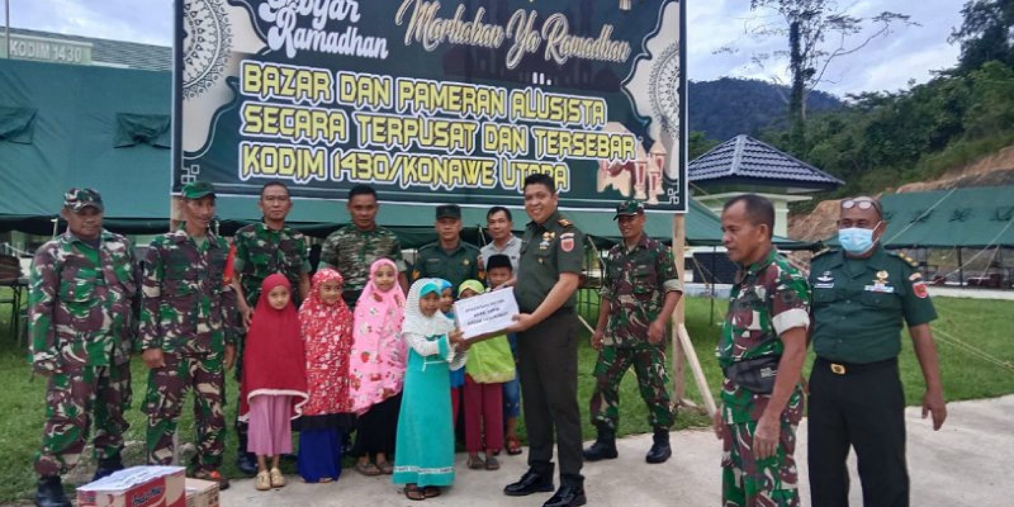 Kodim 1430 Membagikan Ratusan Paket Sembako Kepada Masyarakat Di Desa Lahimbua Kec.Andowia