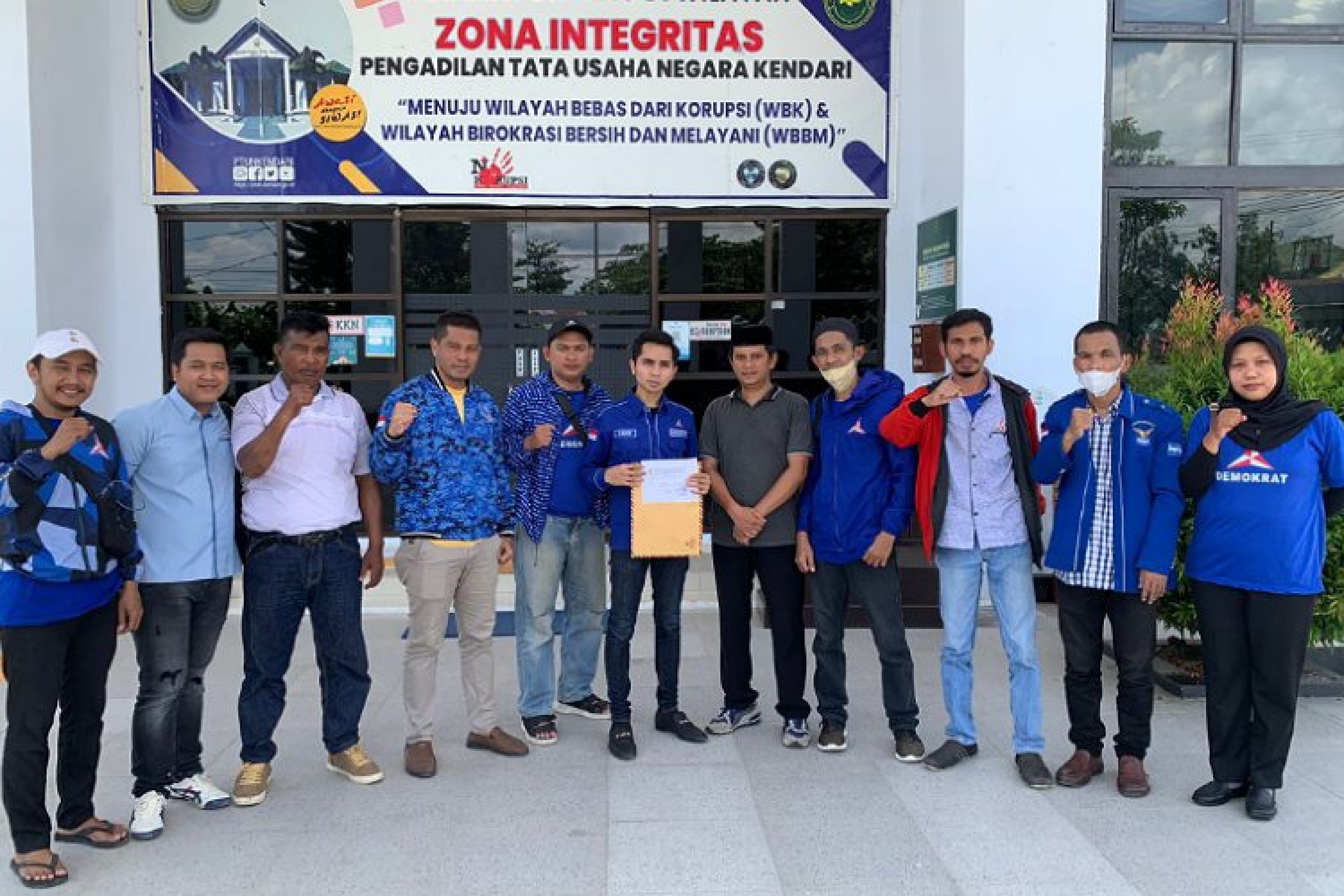 Puluhan Kader DPC PD Kota Kendari datangi PTUN sampaikan surat perlindungan hukum