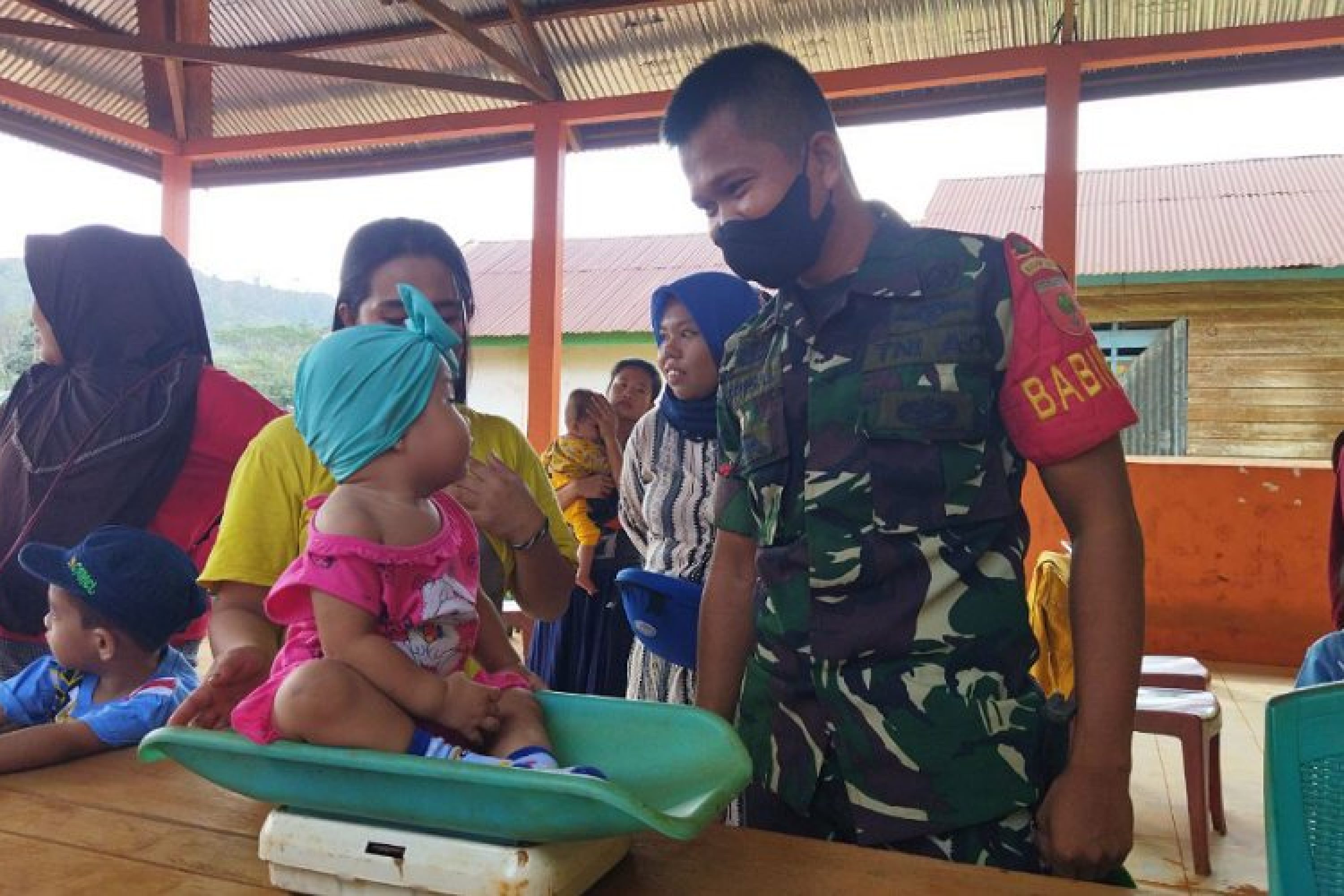 Pastikan Bebas Stunting, Babinsa Koramil 1430-02/Asera Gelar Pendampingan Giat Posyandu