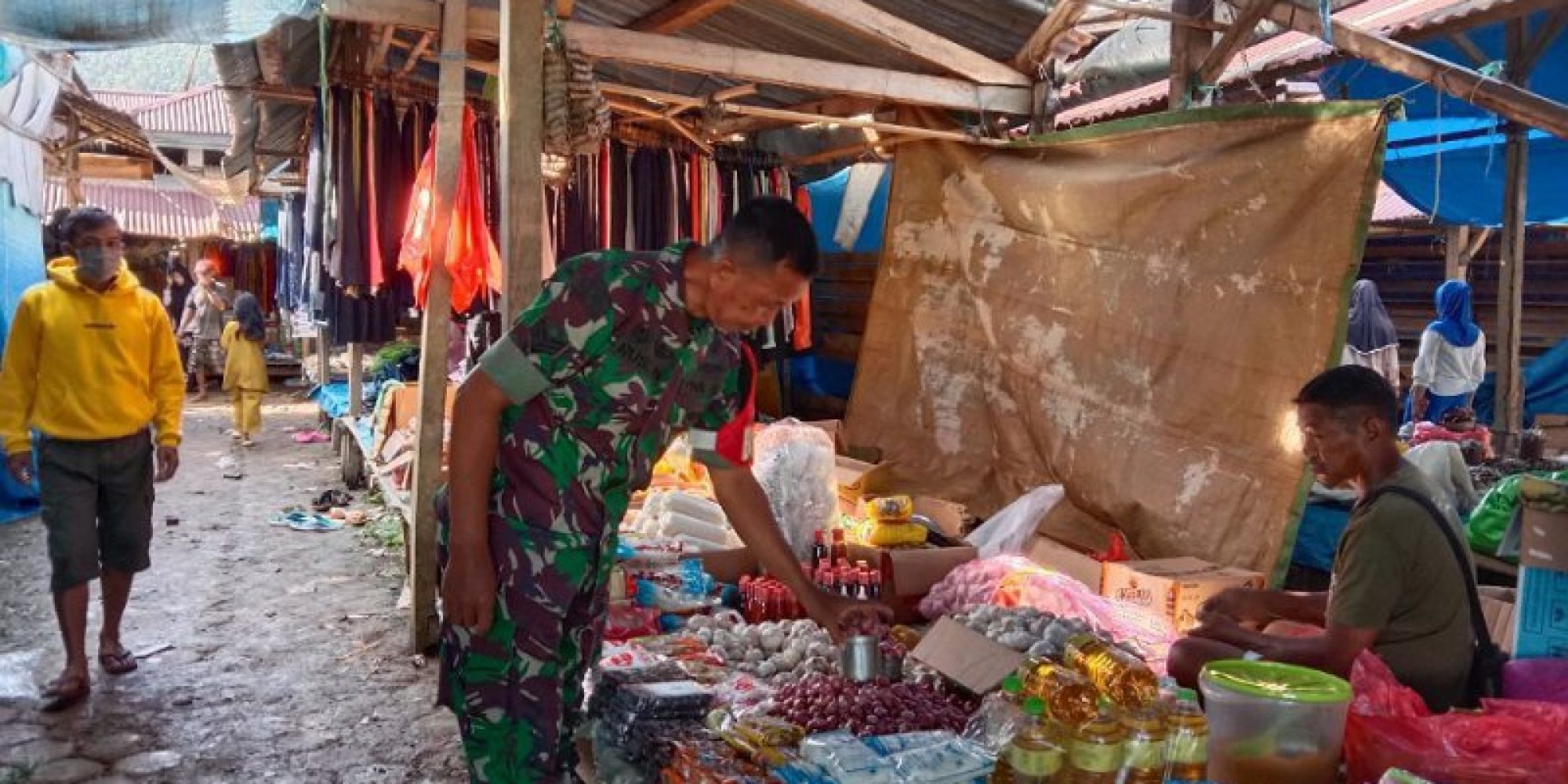 Jelang Lebaran, Anggota Babinsa Koramil 1430-02/Asera Pantau Harga Sembako di Pasar Laronanga