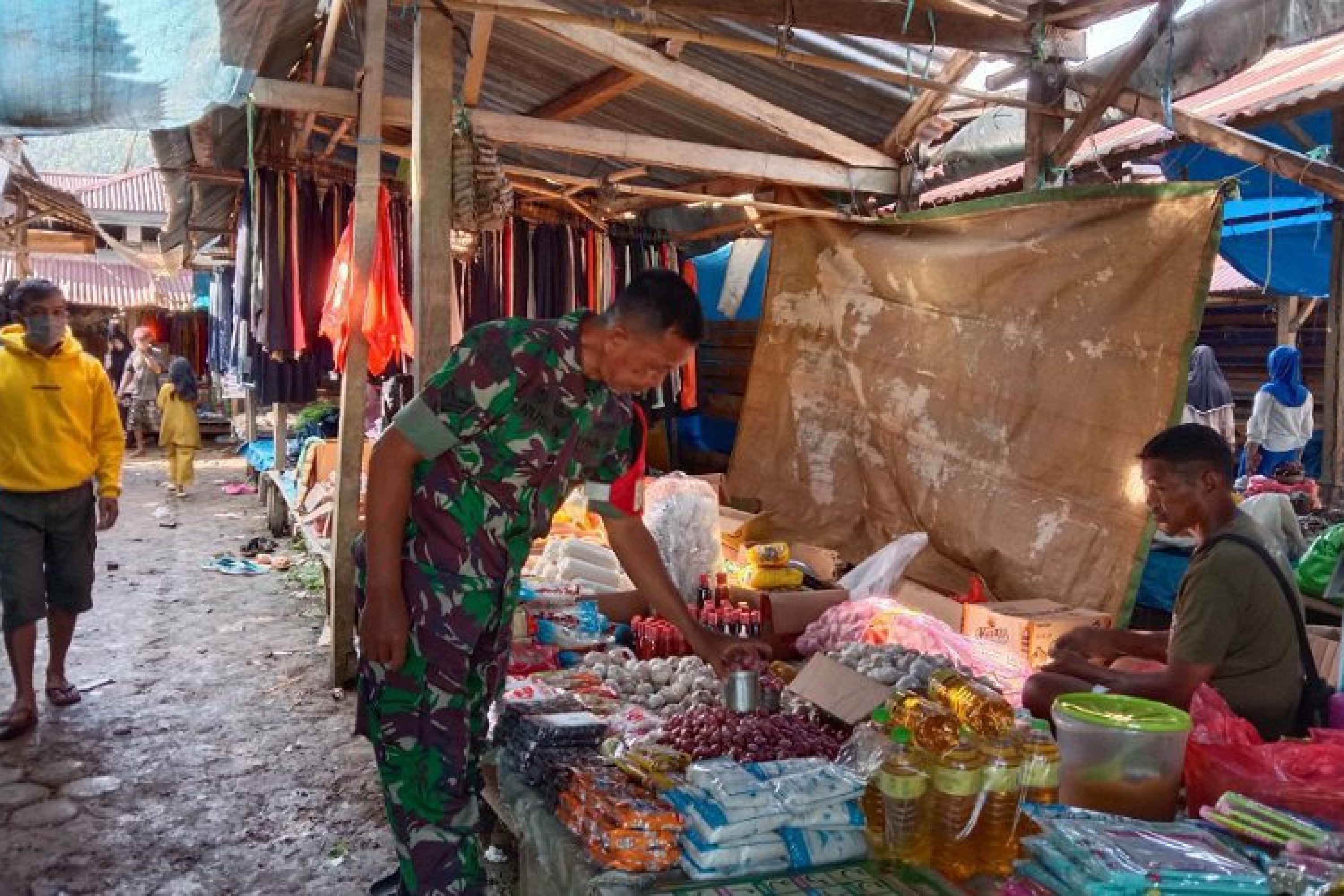 Jelang Lebaran, Anggota Babinsa Koramil 1430-02/Asera Pantau Harga Sembako di Pasar Laronanga