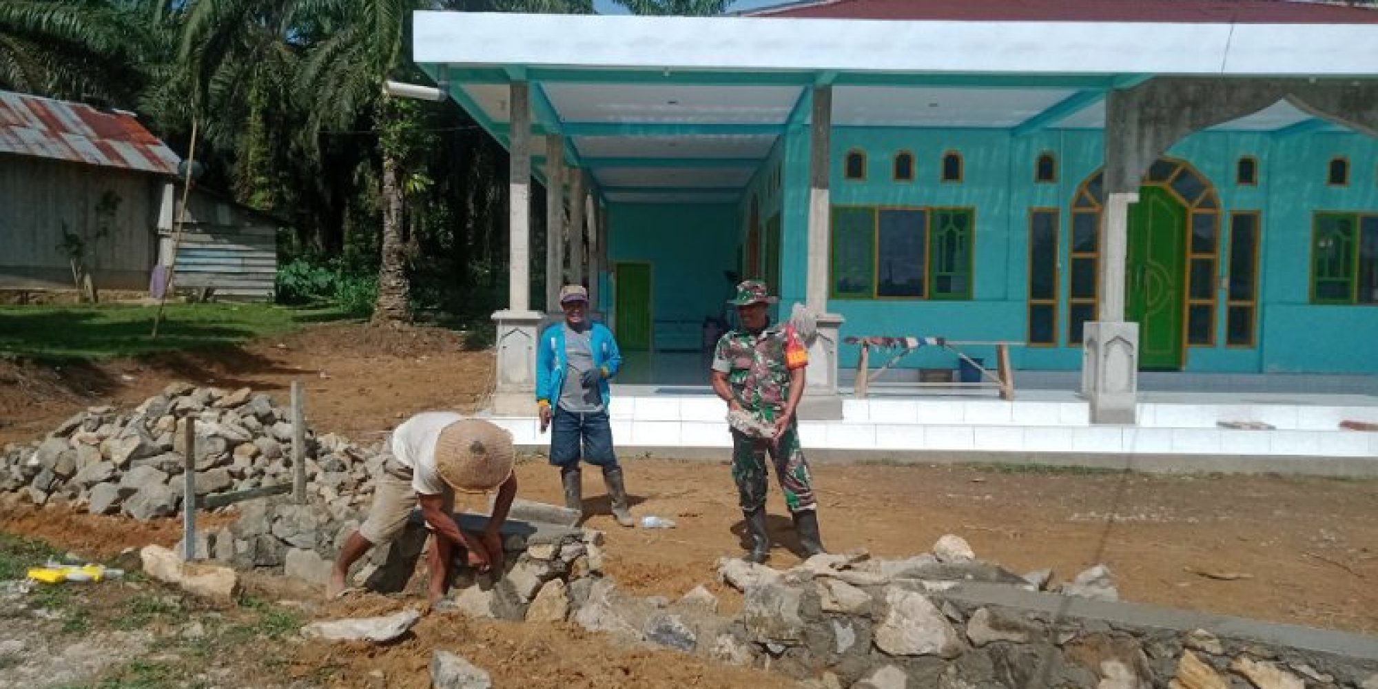 Babinsa 02/Asera Serda Rusman Bantu Pembangunan Masjid Desa Wawontoaho
