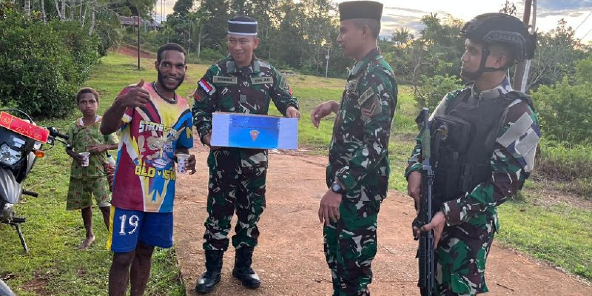 Tingkatkan Silahturahmi, Satgas Pamtas RI-PNG Yonif 725/Woroagi Berbagi Takjil Dengan Warga Perbatasan