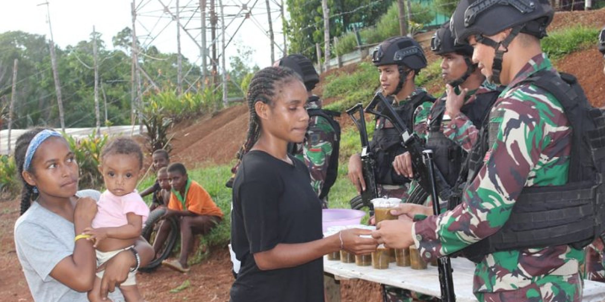 Berbagi di Bulan Ramadhan, Satgas Pamtas Yonif 725/Woroagi Tebar Kebaikan Bagikan Takjil kepada Masyarakat di Perbatasan Papua