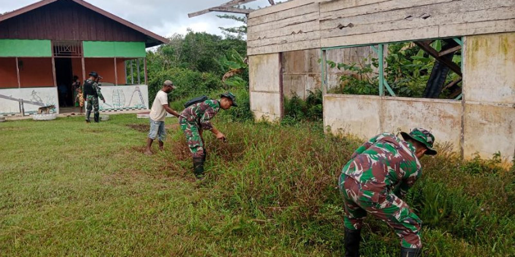 Ciptakan Lingkungan Bersih, Satgas Pamtas Yonif 725/Woroagi Bersihkan PAUD Bersama Warga