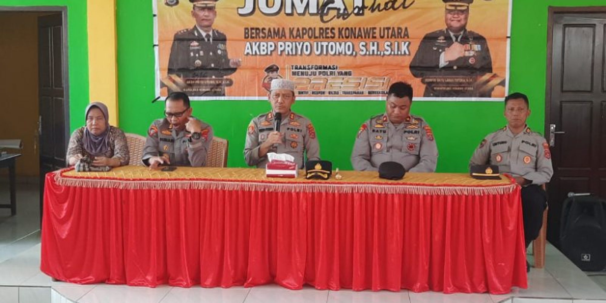 Jumat Curhat, Polres Konawe Utara Berikan Layanan Kesehatan serta Serahkan Bantuan untuk Warga