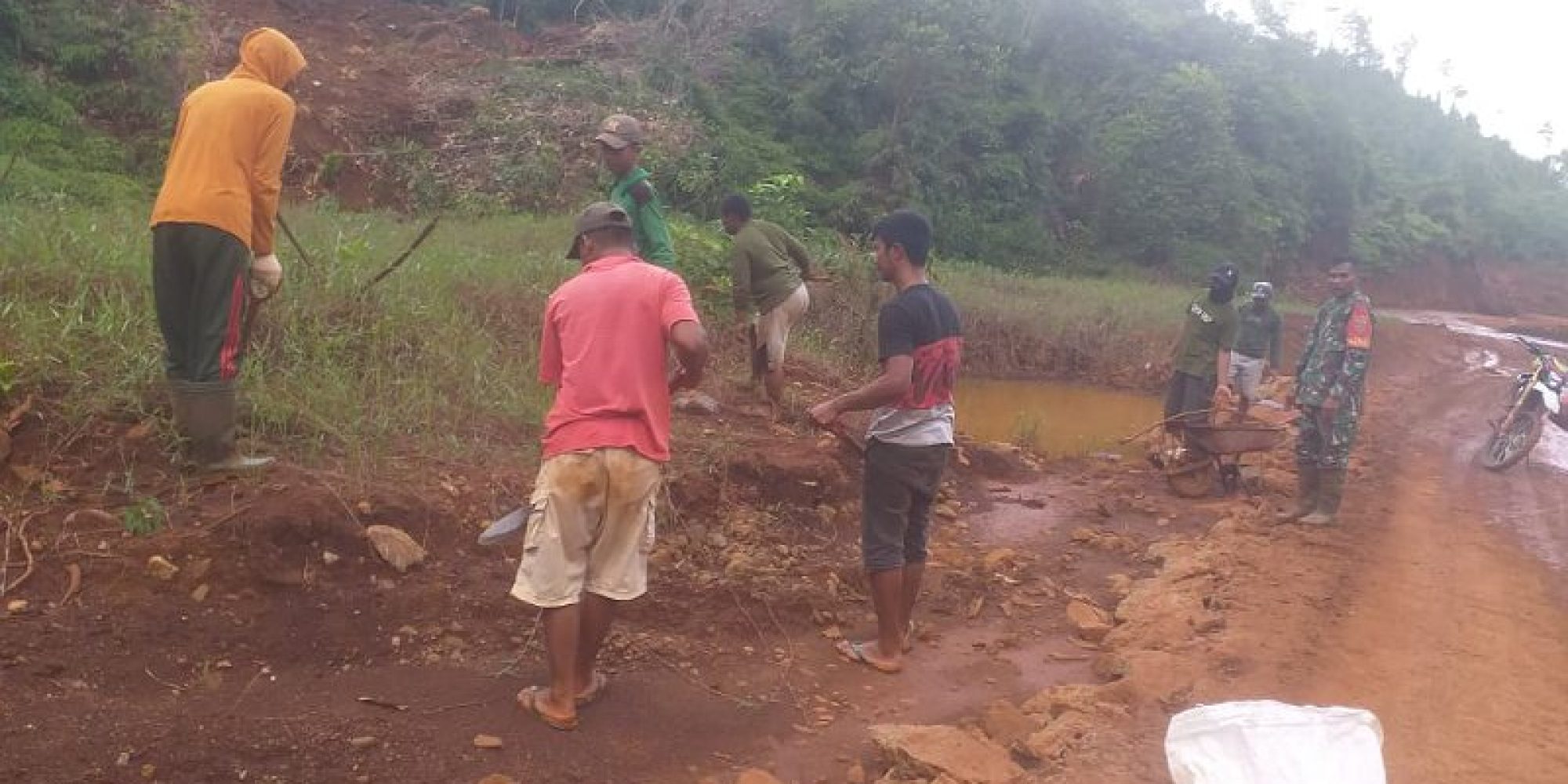 Babinsa 01/Lasolo Bantu Warga Gotong Royong Pasang Pipa  Air Di Desa Boenaga