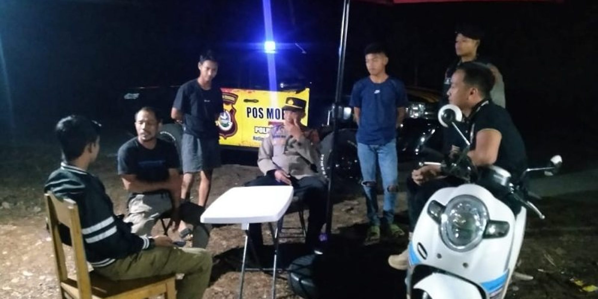 Cegah Tindakan Kriminalitas, Tim Patroli Pos Mobile Presisi Polres Konut Sambangi kerumunan Warga