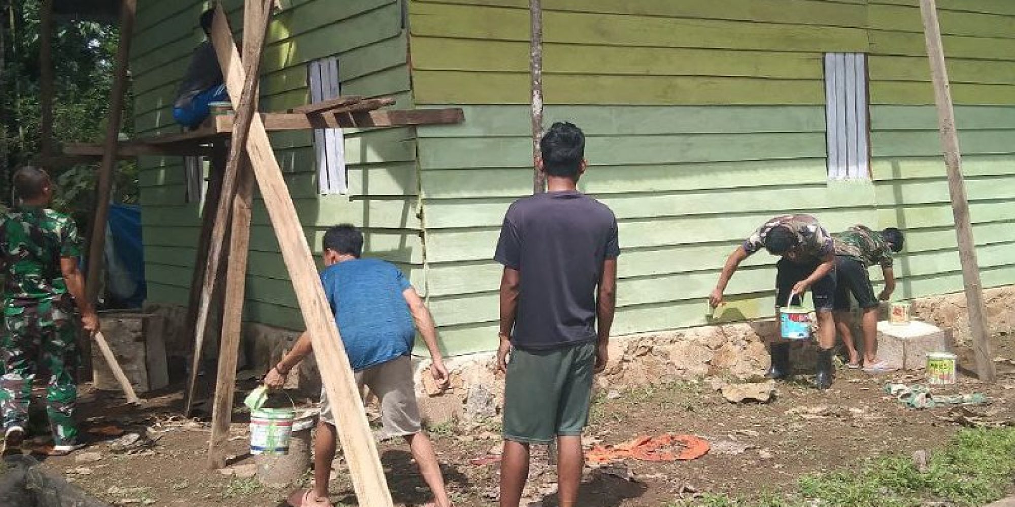 Progres Babinsa Masuk Dapur, Koramil 1430-02/Asera Lakukan  Pembangunan Rehab RTLH Di Desa Ambake