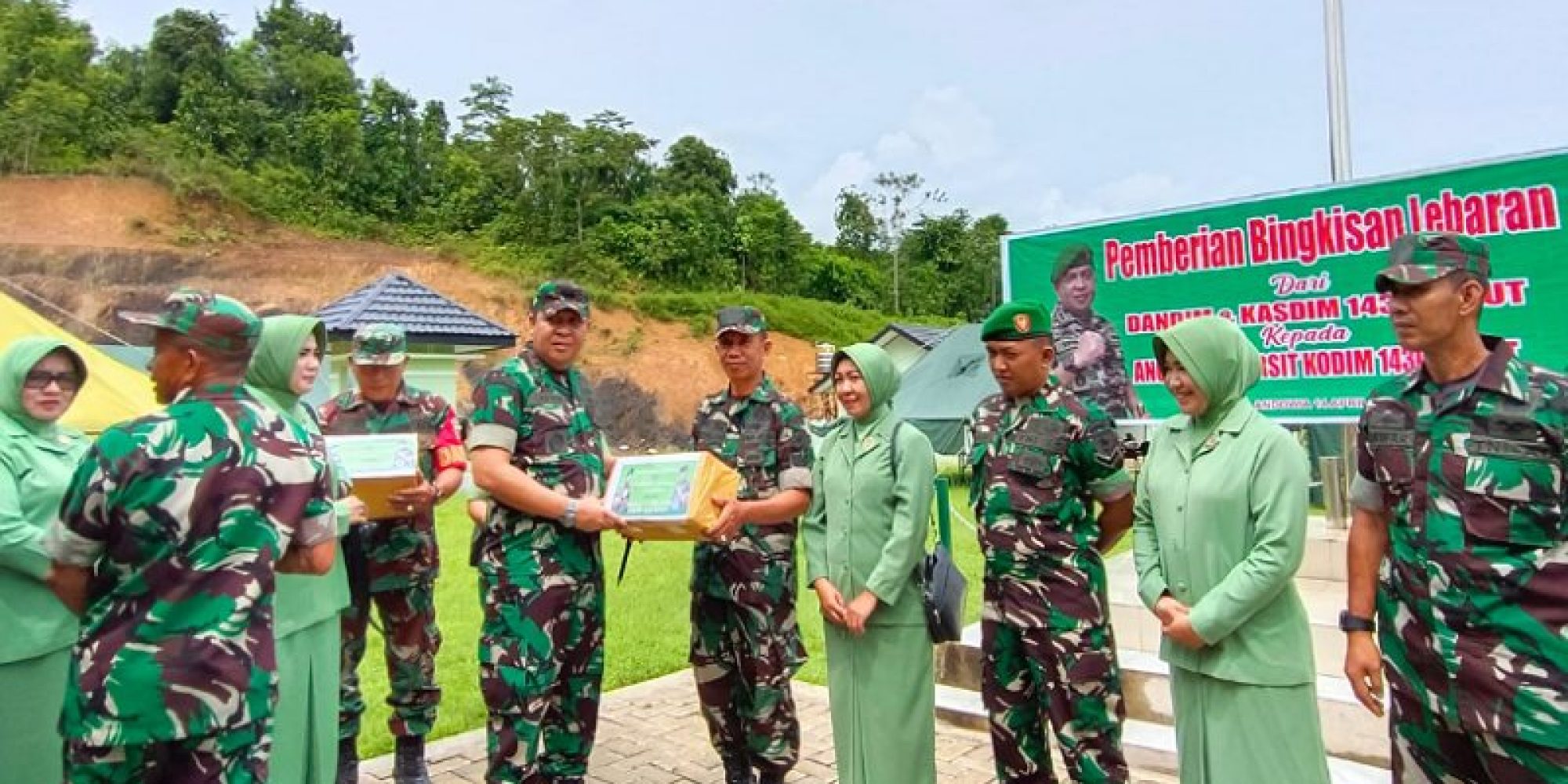 Dandim 1430/Konawe Utara Pimpin Apel Penyerahan THR dan Bingkisan Lebaran Kepada Anggota