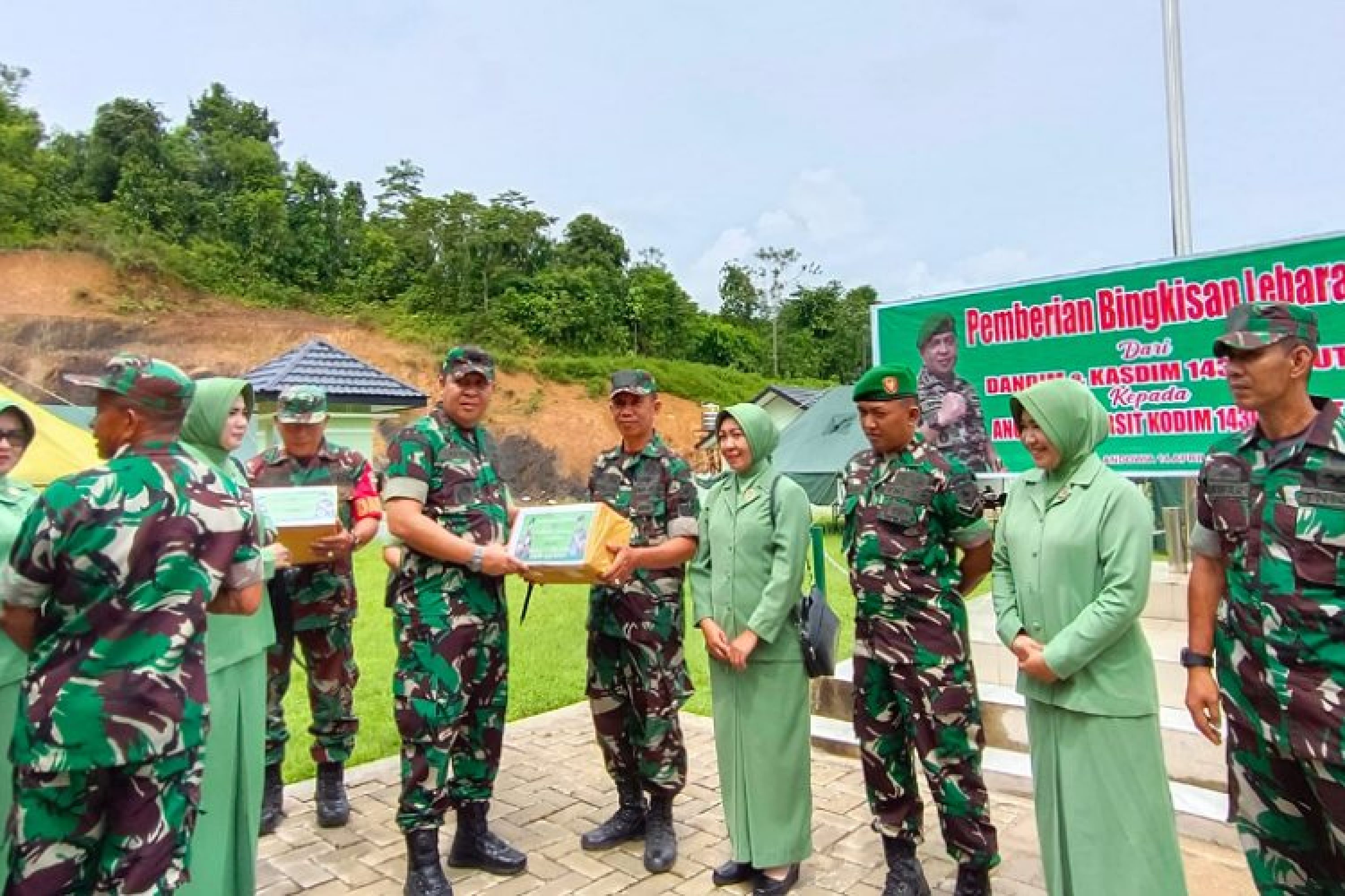 Dandim 1430/Konawe Utara Pimpin Apel Penyerahan THR dan Bingkisan Lebaran Kepada Anggota