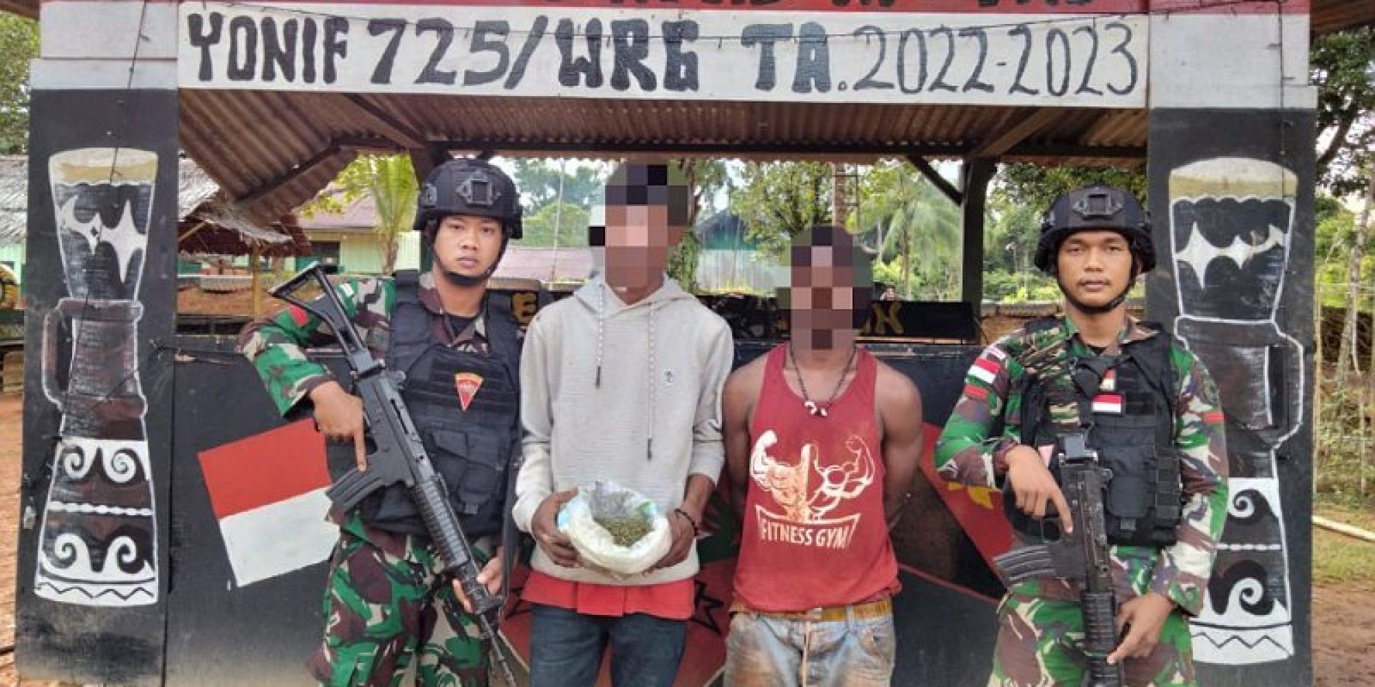 Satgas Pamtas RI-PNG Yonif 725/Woroagi Tangkap Dua Orang Pemuda Diduga Bawa Ganja