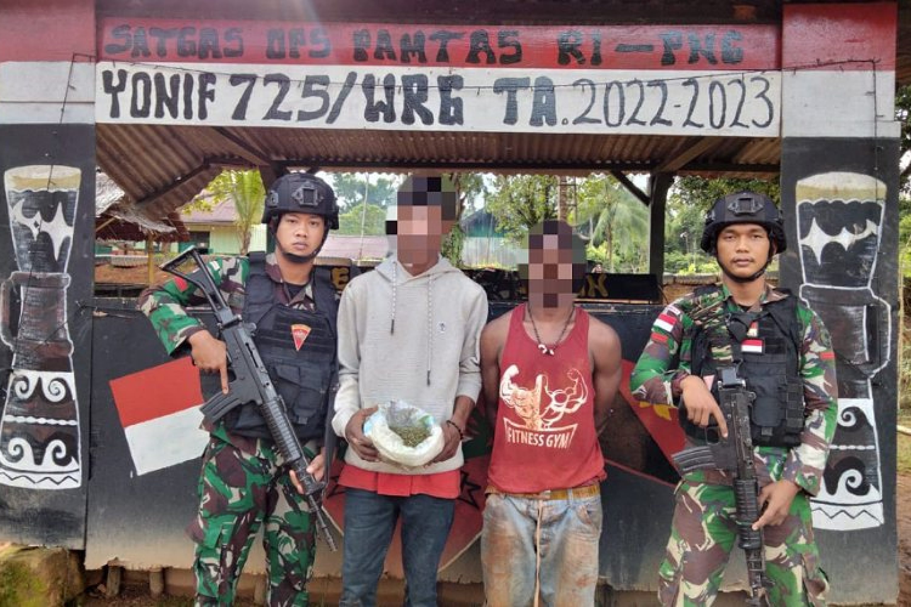 Satgas Pamtas RI-PNG Yonif 725/Woroagi Tangkap Dua Orang Pemuda Diduga Bawa Ganja