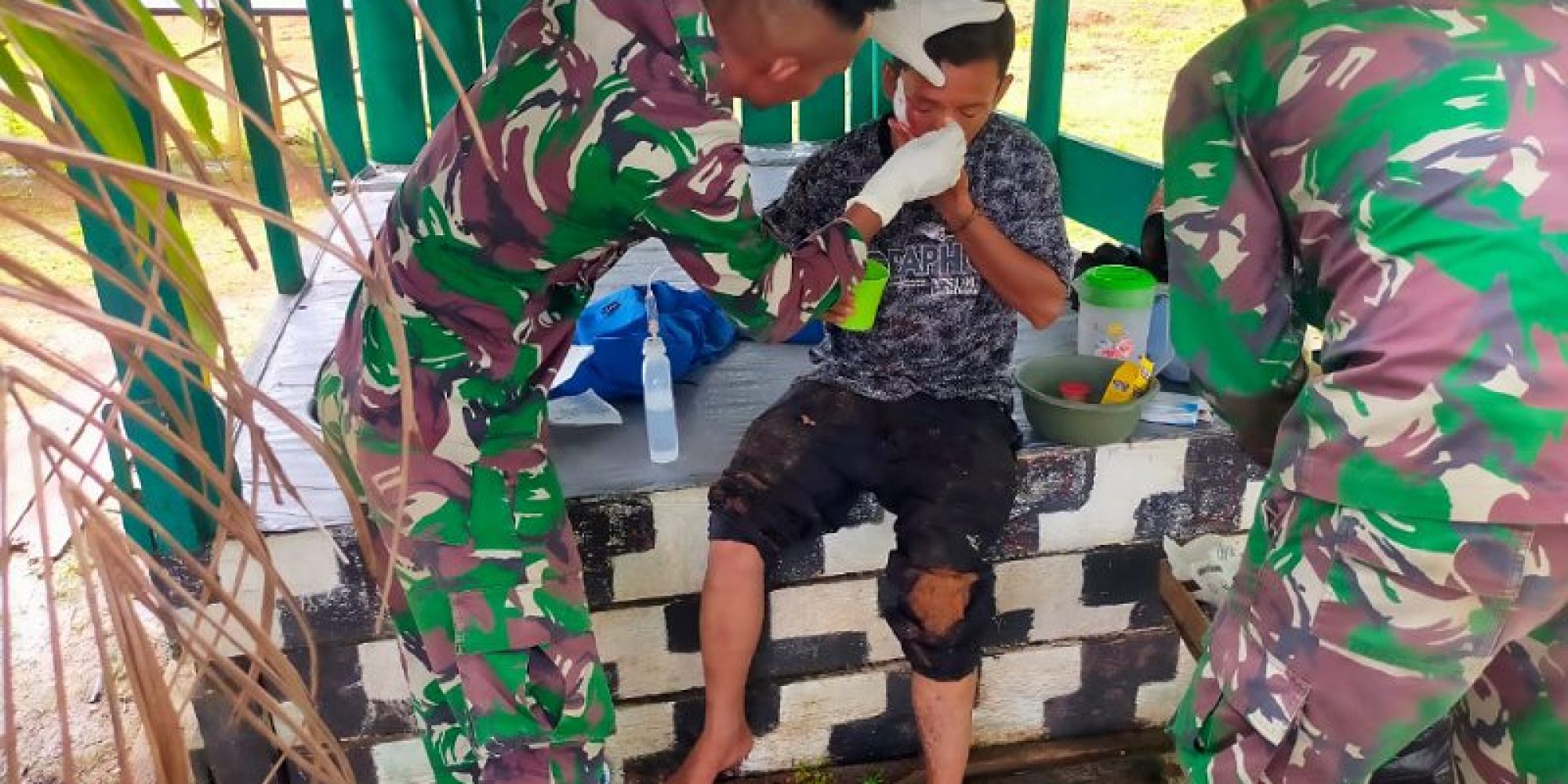Aksi Cepat Satgas Pamtas Yonif 725/Woroagi Tolong Warga Kecelakaan Tunggal