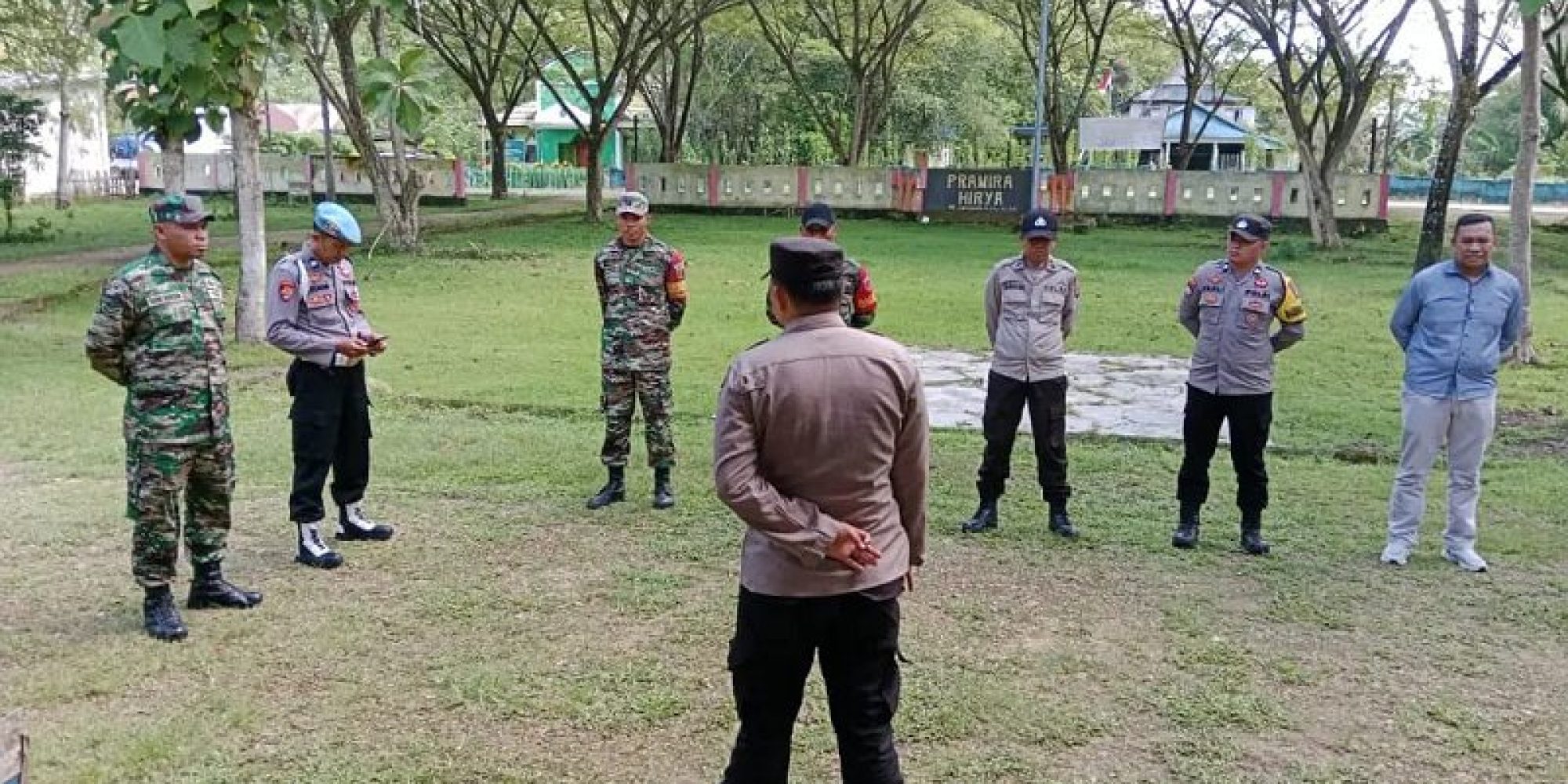 Bentuk Sinergitas Antara TNI-Polri,Personel Koramil 1416-06/Lawa Gelar Apel Bersama di Polsek Sawerigadi