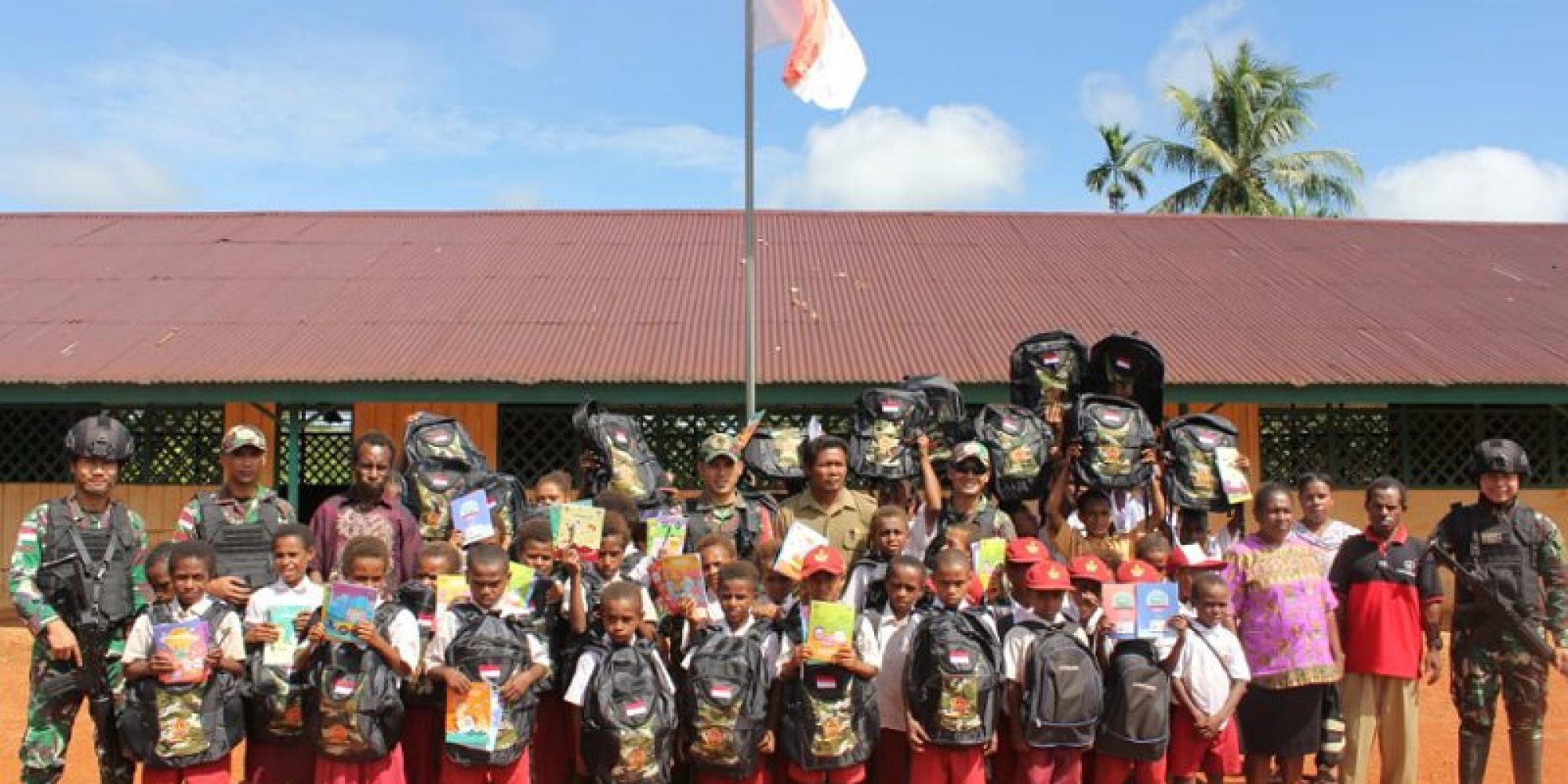 Di Hari Pendidikan Nasional, Satgas Pamtas RI-PNG Yonif 725/Woroagi Bagikan Perlengkapan Sekolah