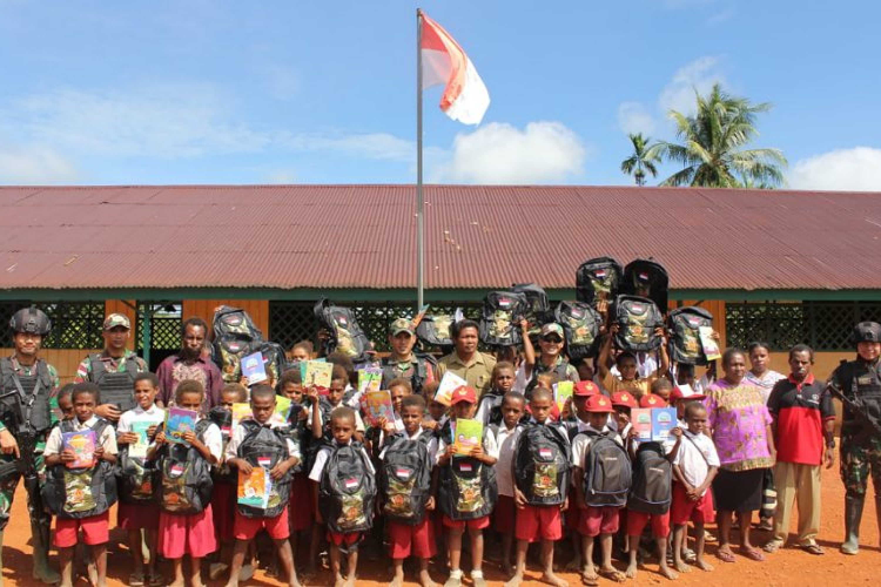 Di Hari Pendidikan Nasional, Satgas Pamtas RI-PNG Yonif 725/Woroagi Bagikan Perlengkapan Sekolah