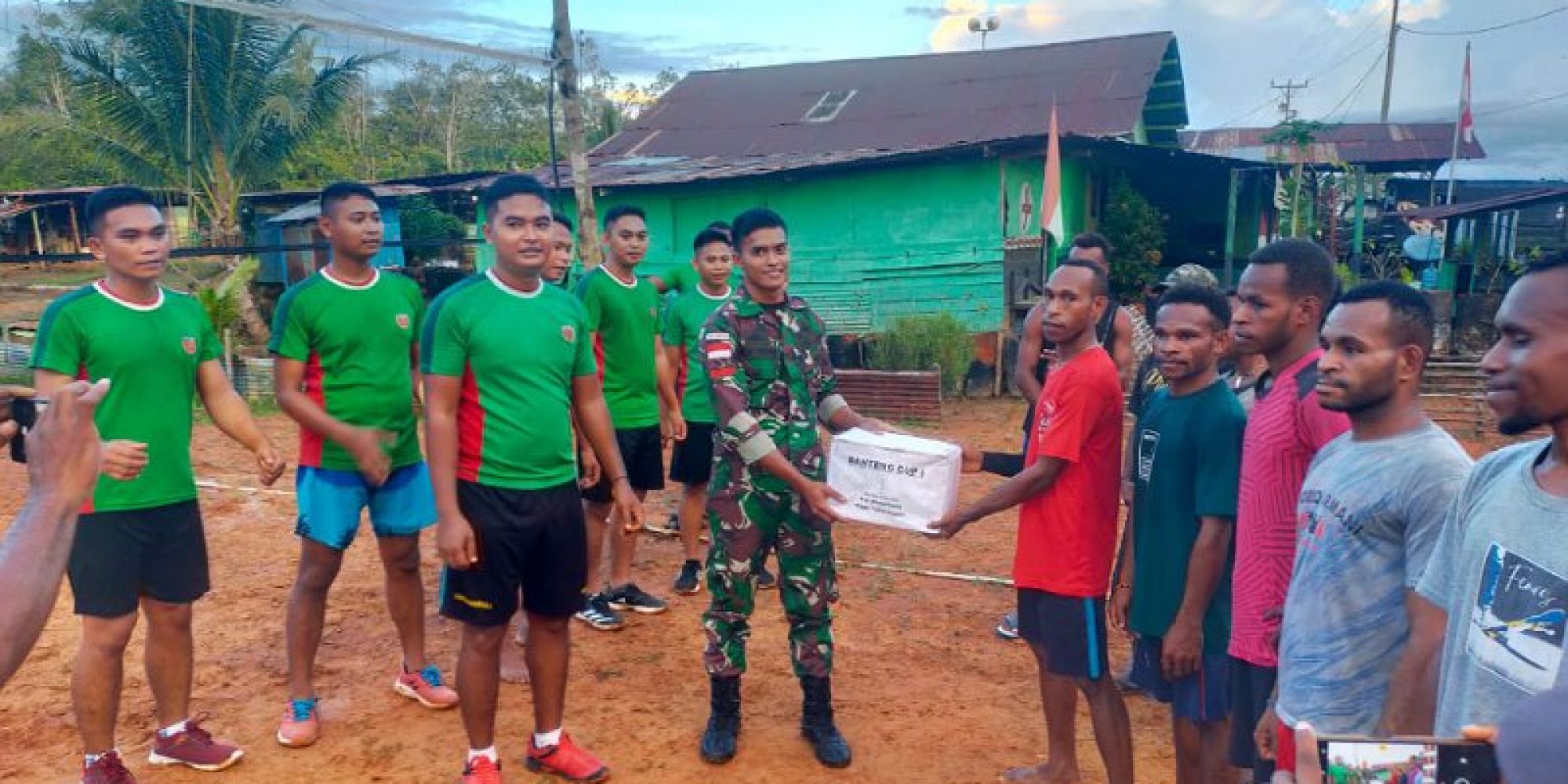 Jalin Silaturahmi, Satgas Yonif 725/Woroagi Gelar Pertandingan Volly Bersama Pemuda Papua Di Perbatasan