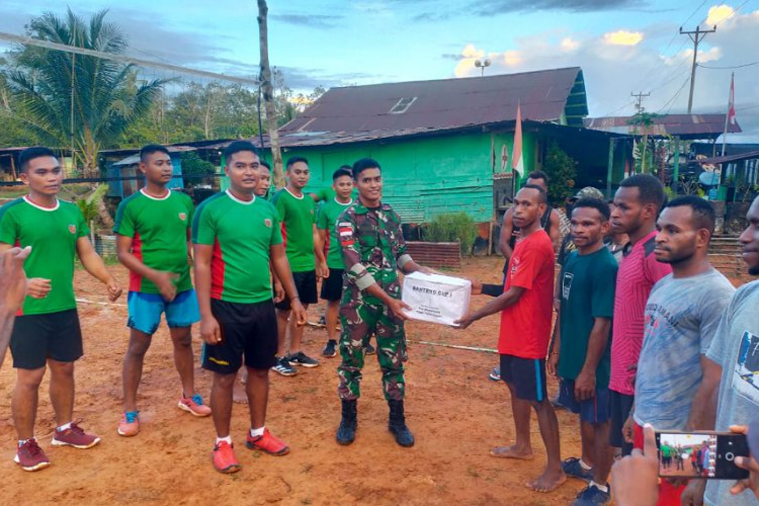 Jalin Silaturahmi, Satgas Yonif 725/Woroagi Gelar Pertandingan Volly Bersama Pemuda Papua Di Perbatasan