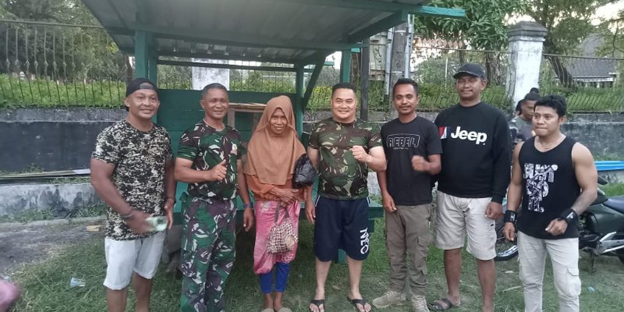 Kodim 1416/Muna Tergerak Bangun Lapak Wanita Lansia Penjual kelapa Muda