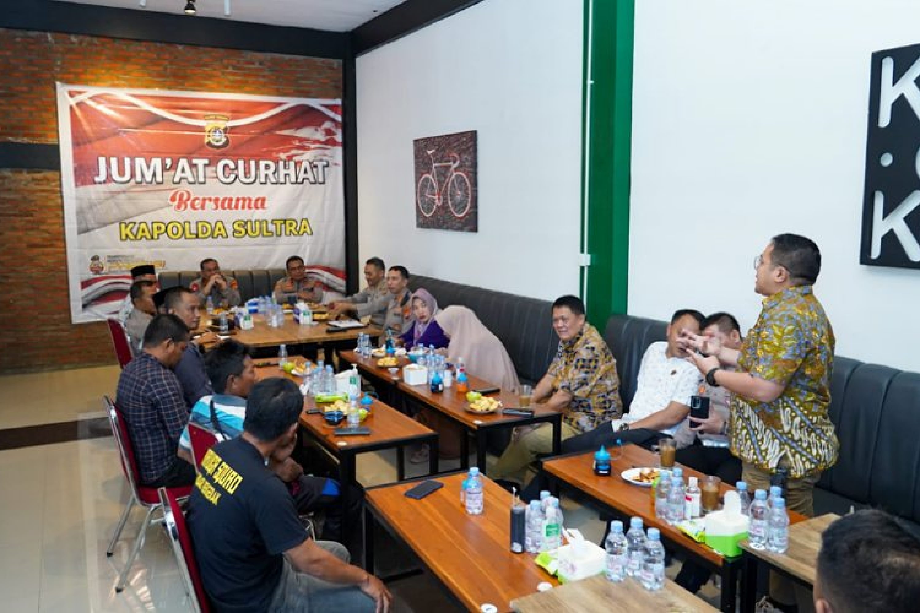 Kapolda Sultra Gelar Jumat Curhat di Kecamatan Baruga, Masyarakat Minta Masjid Dipasangi CCTV