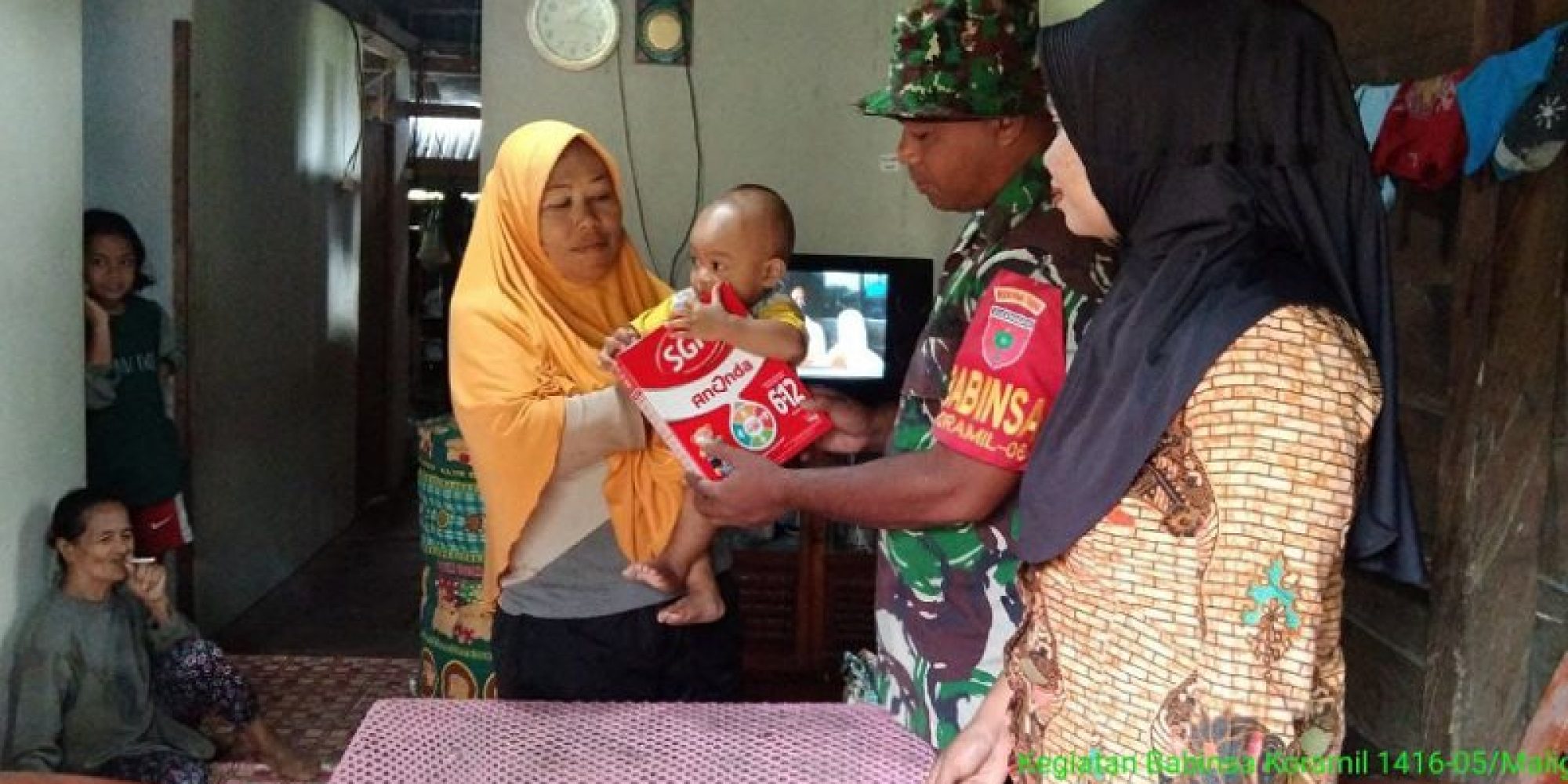 Peduli Perkembangan Balita, Babinsa Kodim 1416/Muna Laksanakan Pembagian Makanan Tambahan Pada Anak Stunting