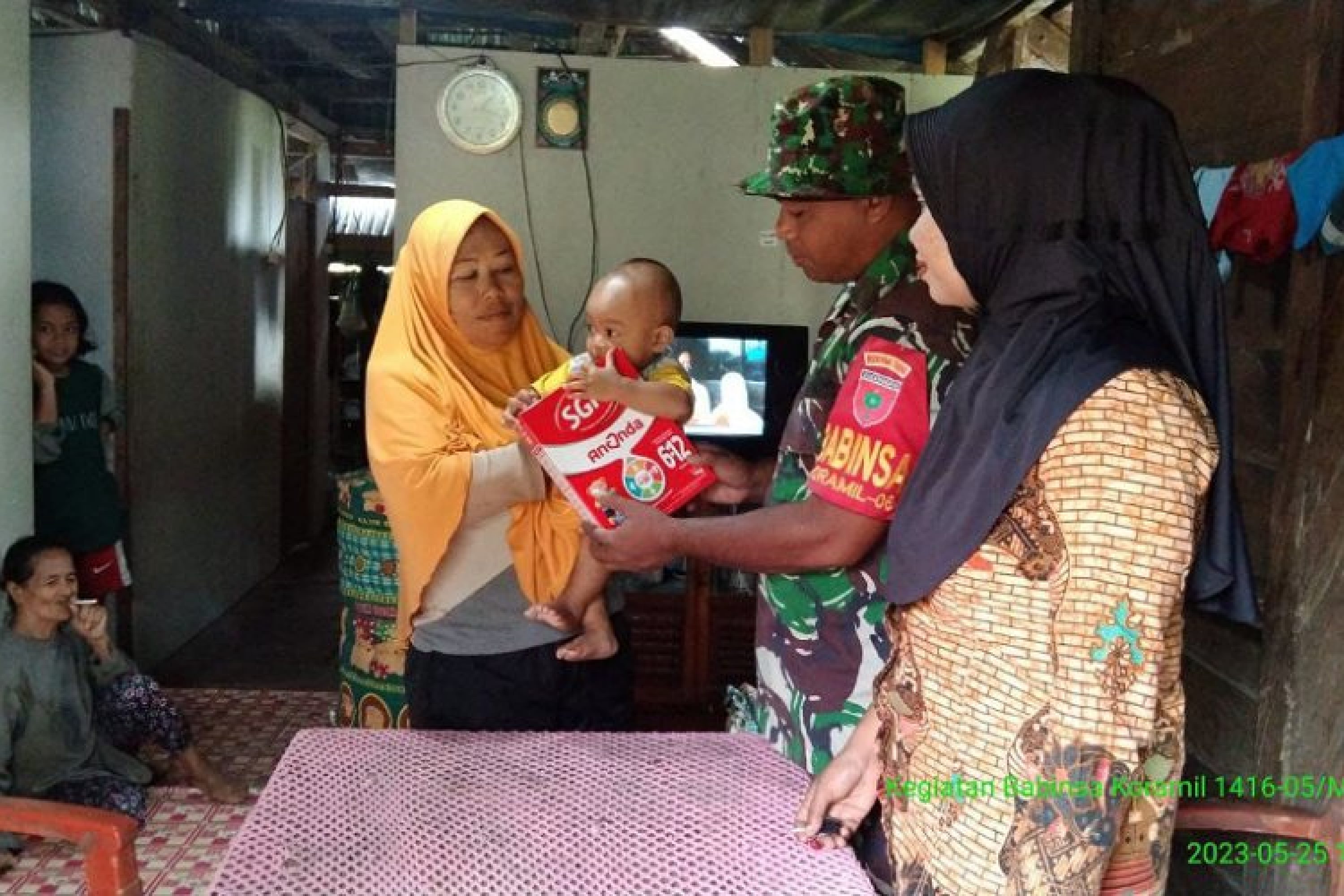 Peduli Perkembangan Balita, Babinsa Kodim 1416/Muna Laksanakan Pembagian Makanan Tambahan Pada Anak Stunting