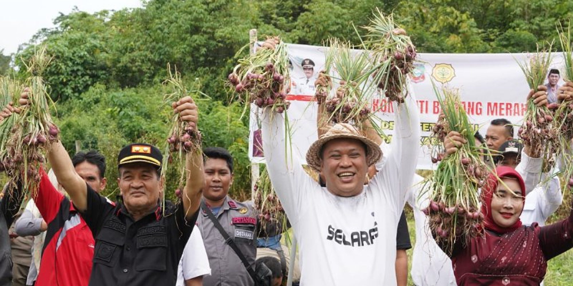 Bupati Konut H. Ruksamin, Apresiasi Petani Bawang Merah di Desa Tetewatu, Berikut Harapannya