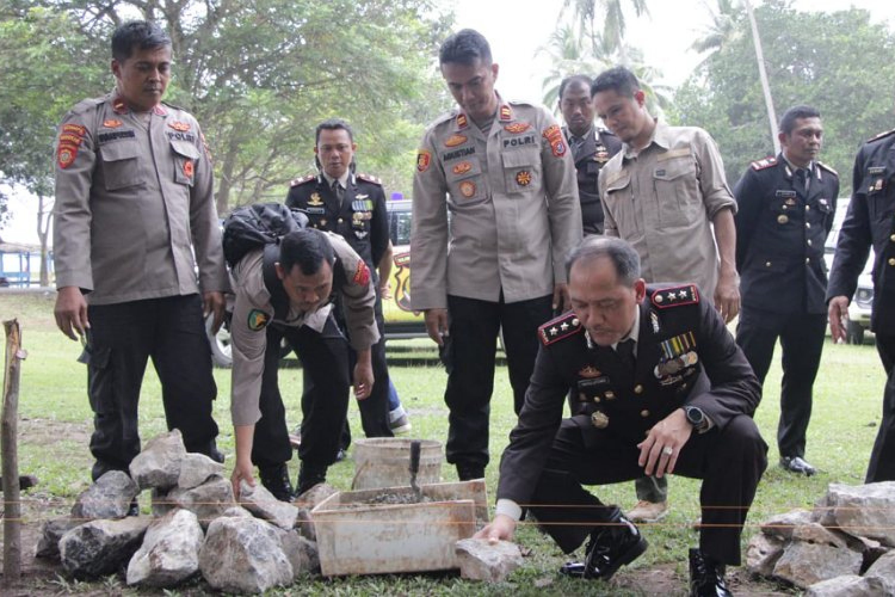Selain Gelar Jum’at Curhat di Kec Lembo, Kapolres Konut Juga Rangkaikan Peletakan Batu Pertama Pembangunan Pospol