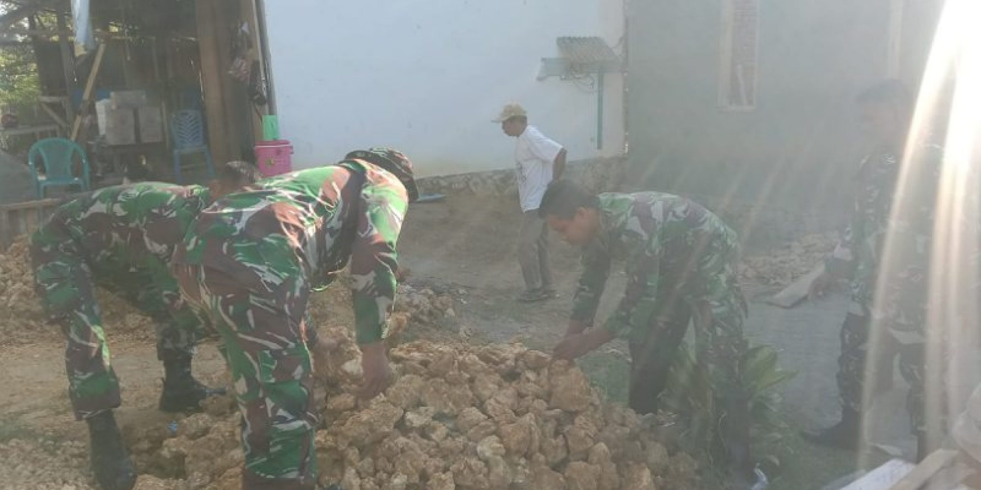 Kodim 1416/Muna Bekerja Sama Pemda Bedah Rumah Tidak Layak Huni Ibu Wakangkolu