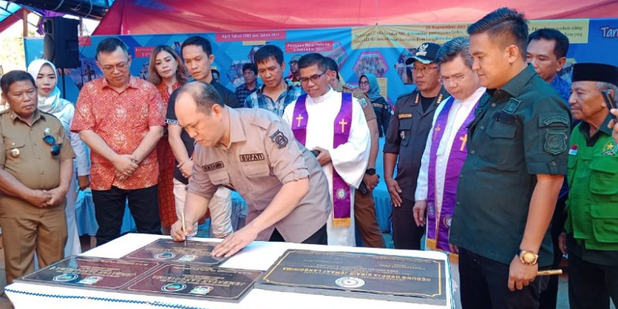H. Ruksamin Pimpin Langsung Peresmian Gedung Gereja Kibaib Di Kecamatan Langgikima