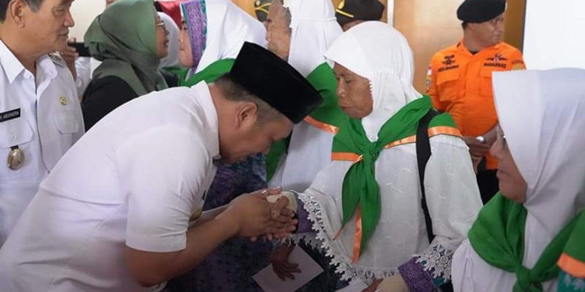 Sebanyak 34 Calon Jemaah Haji Kloter Pertama Asal Konut Berangkat Ke Tanah Suci