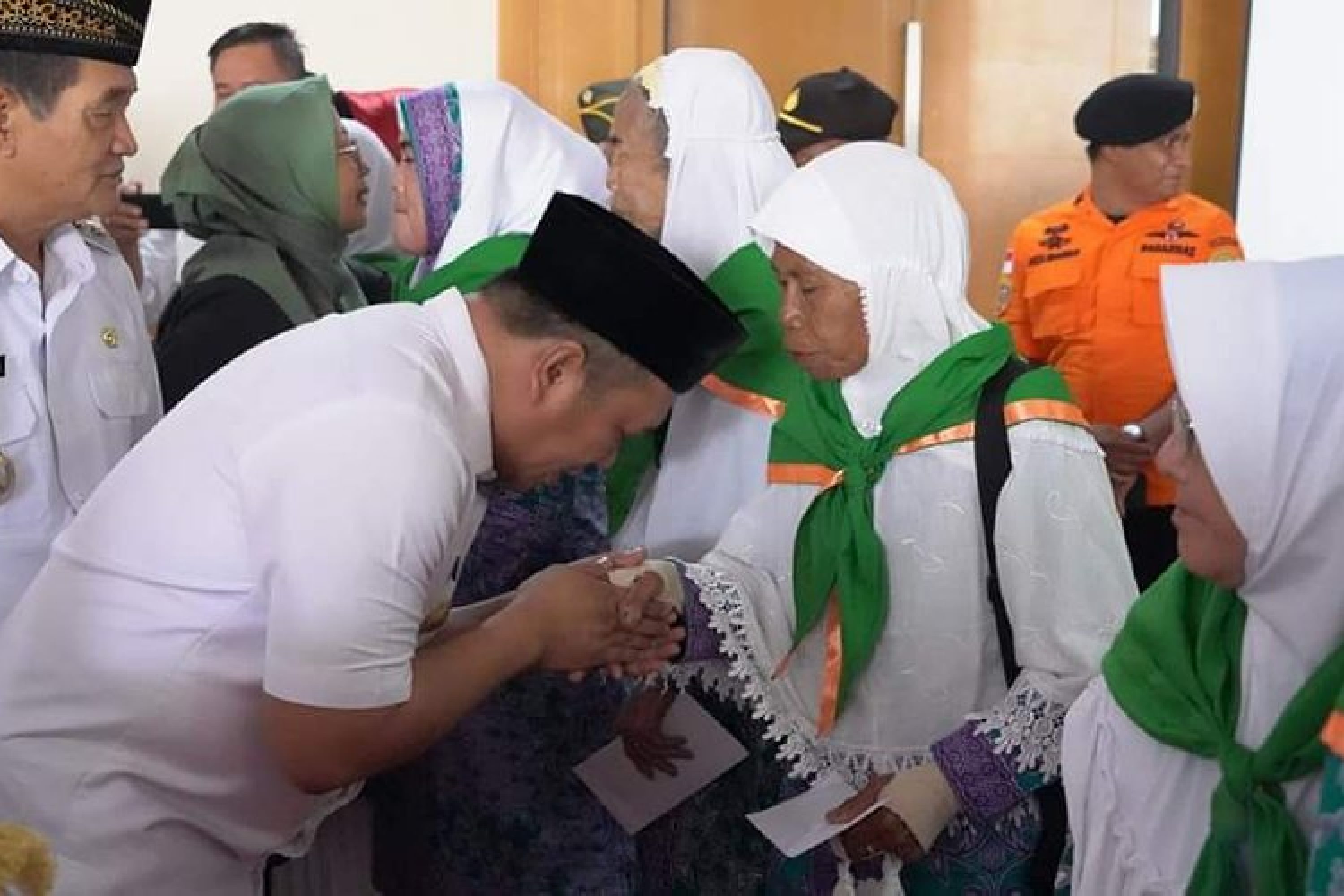 Sebanyak 34 Calon Jemaah Haji Kloter Pertama Asal Konut Berangkat Ke Tanah Suci