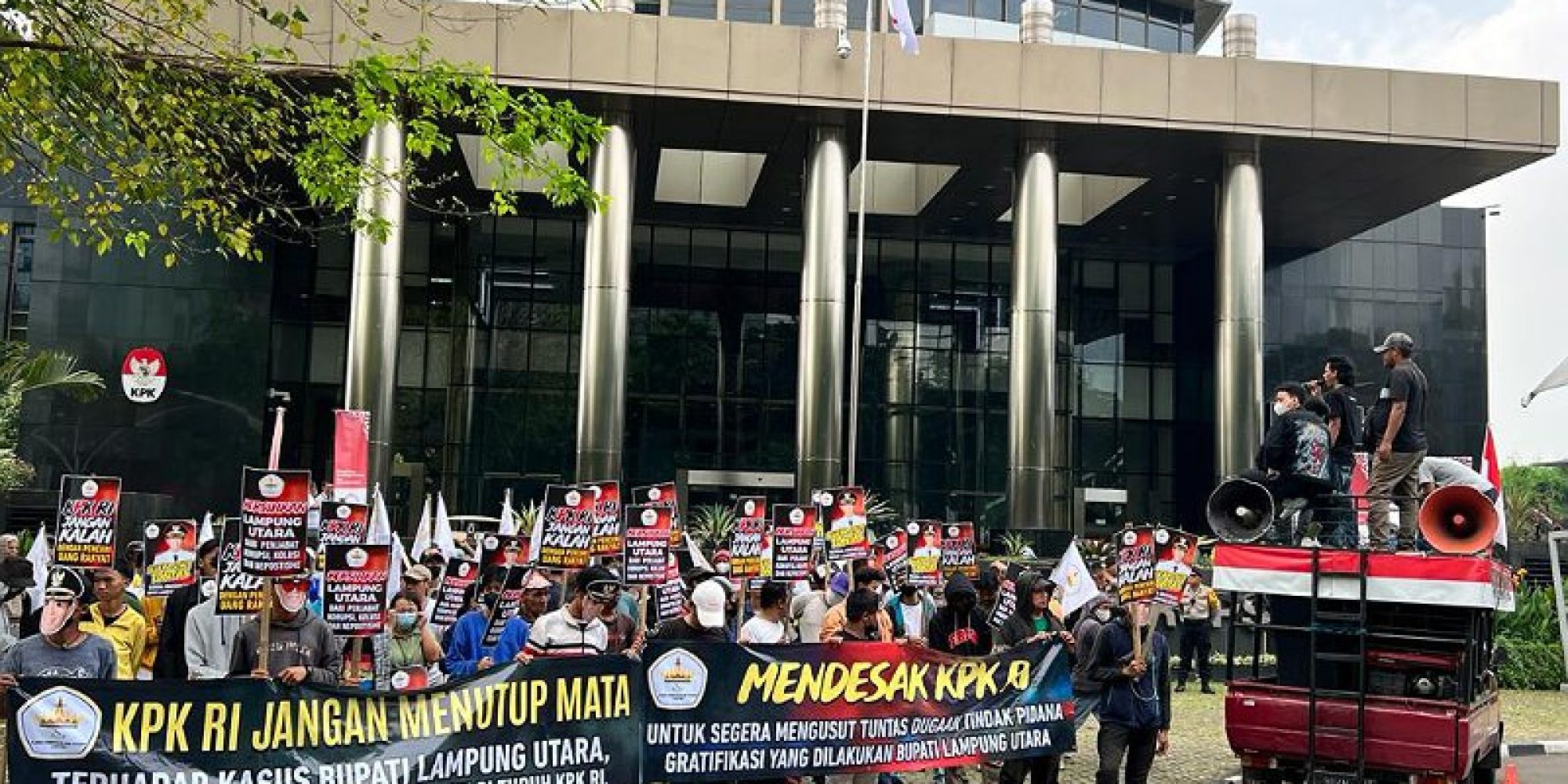 Demo di Depan Gedung KPK RI, AMPL Tuntut Pengungkapan Gratifikasi Bupati Lampung Utara