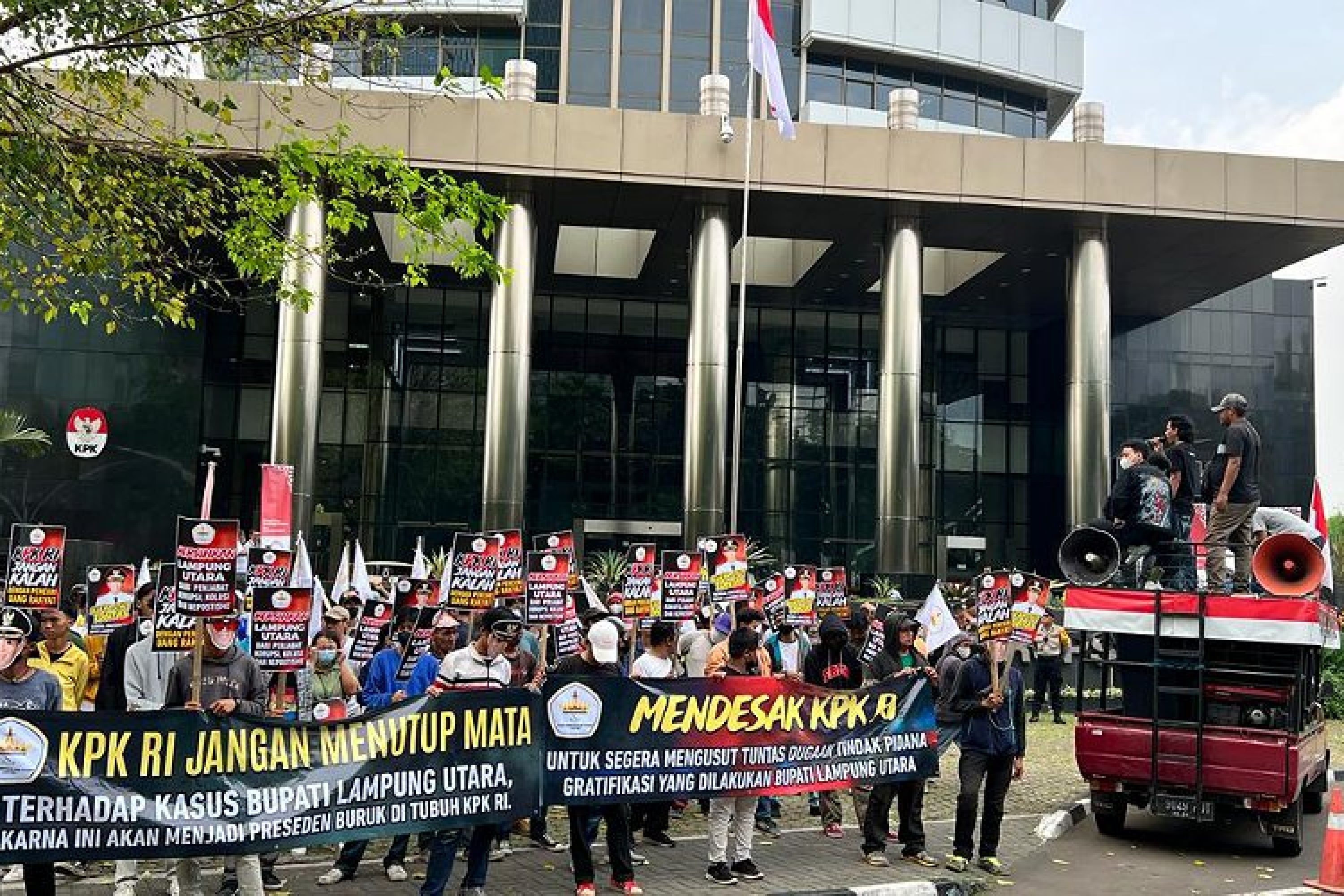 Demo di Depan Gedung KPK RI, AMPL Tuntut Pengungkapan Gratifikasi Bupati Lampung Utara