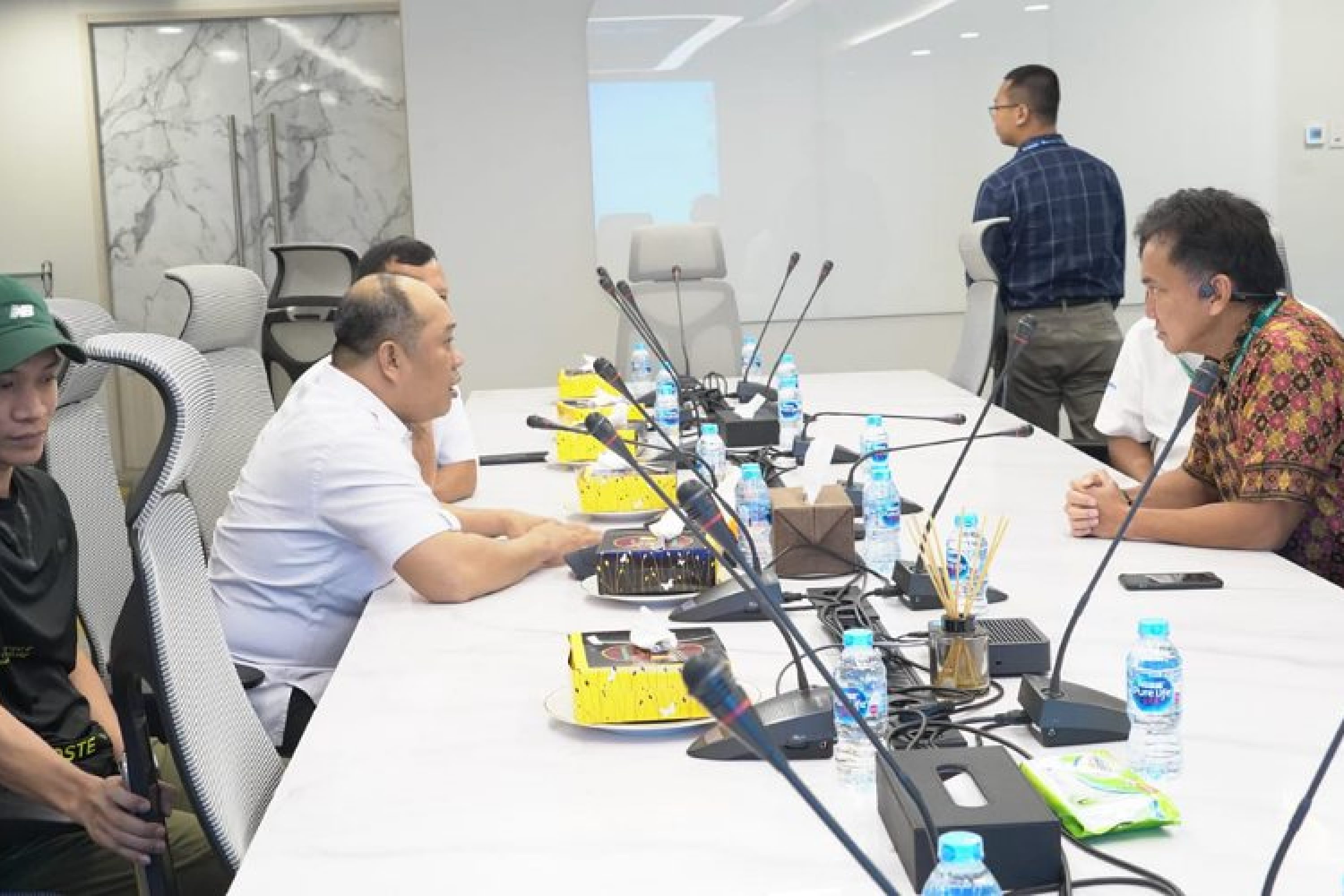 Menyahuti Keinginan Masyarakat, Ruksamin Temui Direktur PT Antam Minta Nico Kanter Berdayakan Pengusaha Lokal
