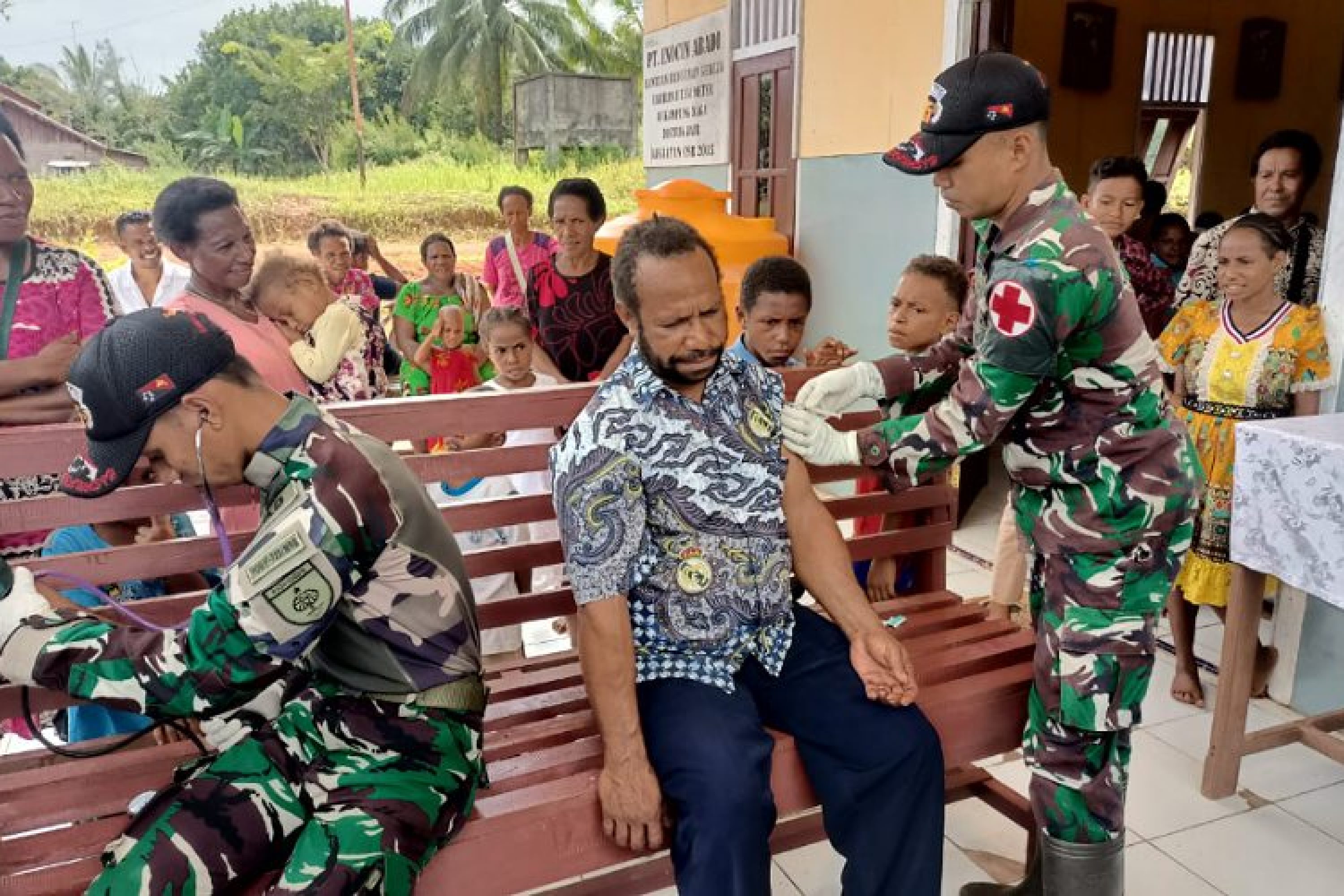 Tingkatkan Kesehatan Warga Binaan, Satgas Yonif 725/Wrg Berikan Pelayanan Kesehatan