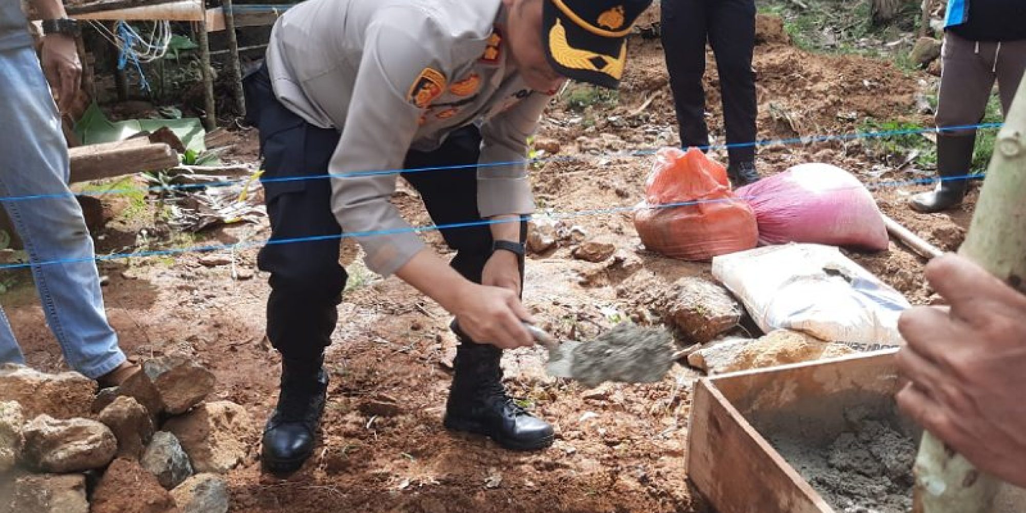 Menyambut Hari Bhayangkara Ke 77, Polres Konut Gelar Bakti Sosial Beda Rumah Warga Kurang Mampu