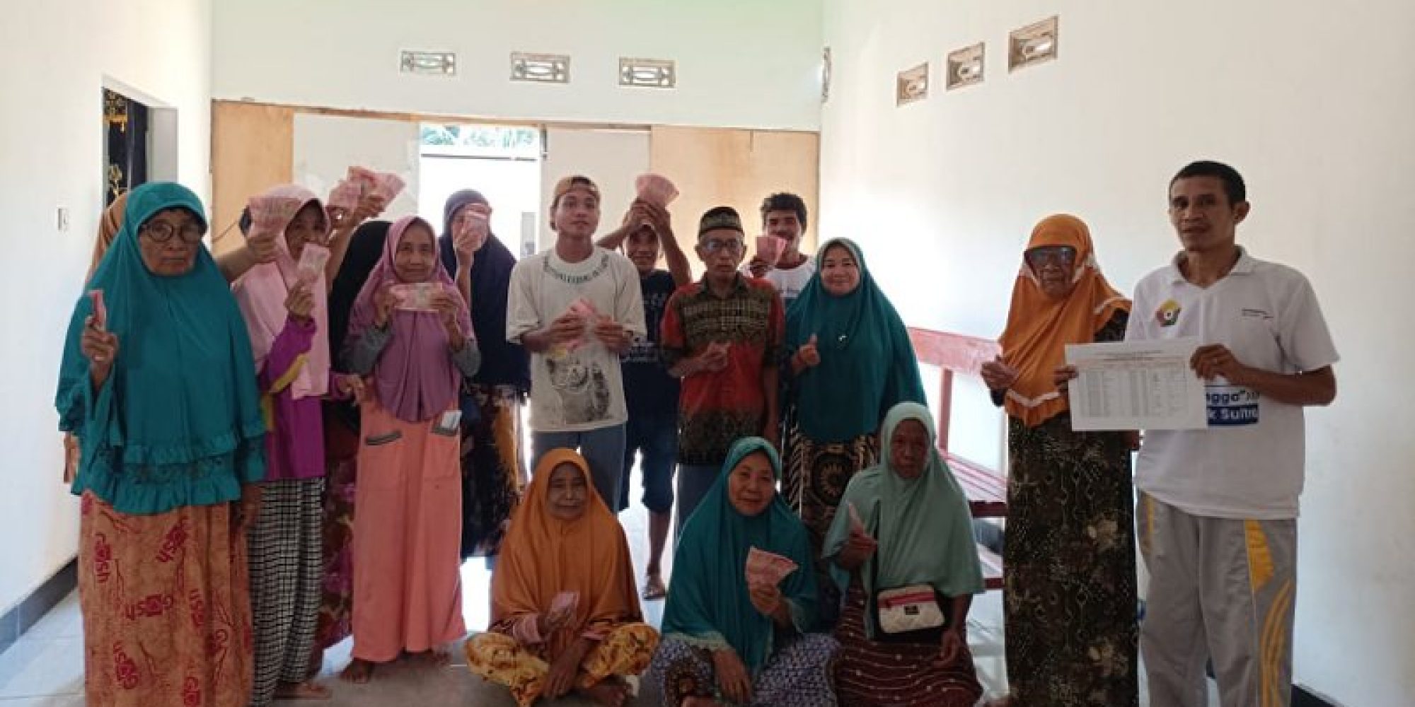 Pemdes Otipulu Salurkan Kepada 25 KPM BLT DD Tahap Dua 2023