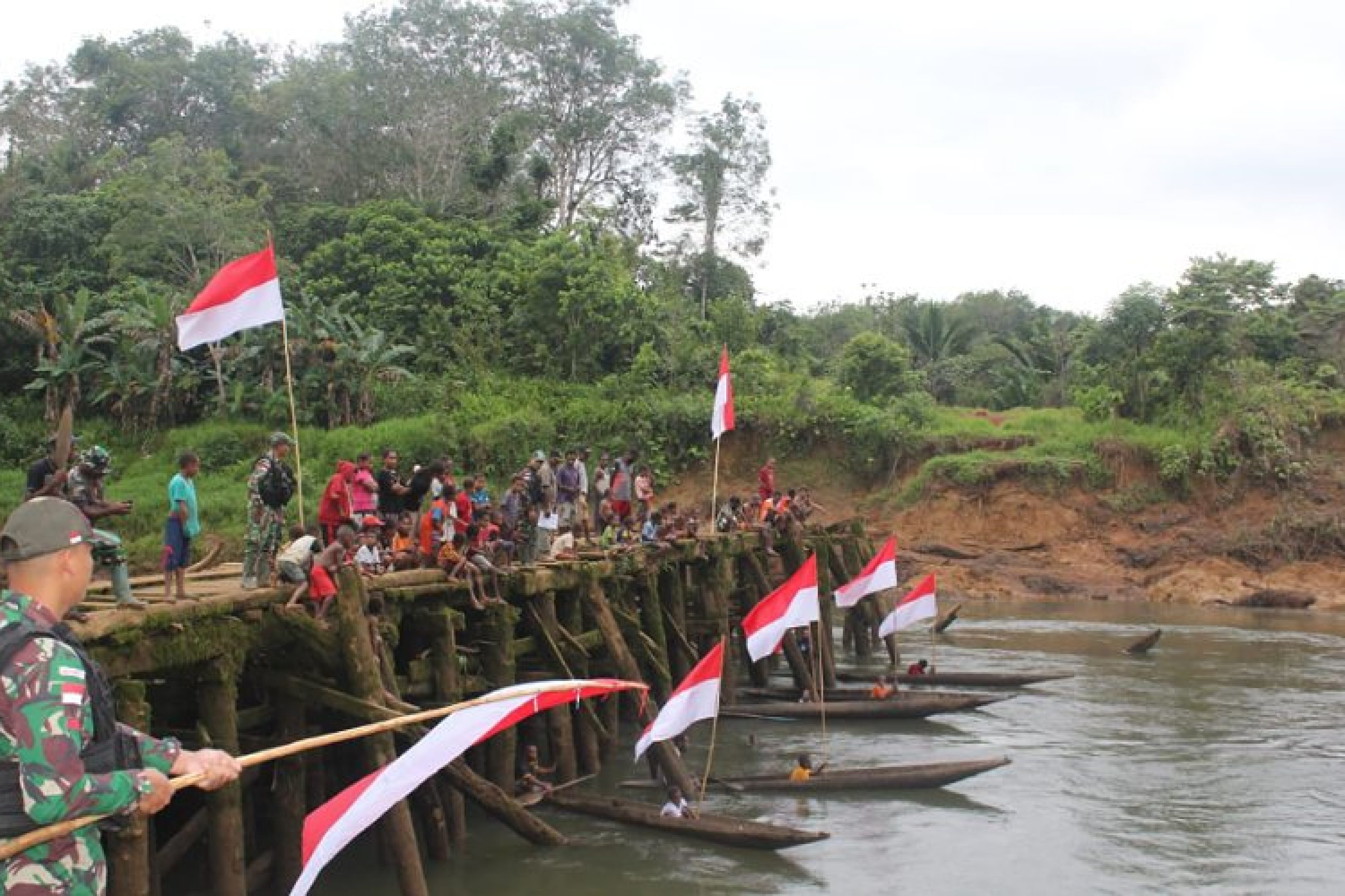 Ciptakan Mental Juara, Satgas Pamtas Yonif 725/Woroagi Gelar Lomba Dayung Perahu Untuk Masyarakat Di Perbatasan Papua