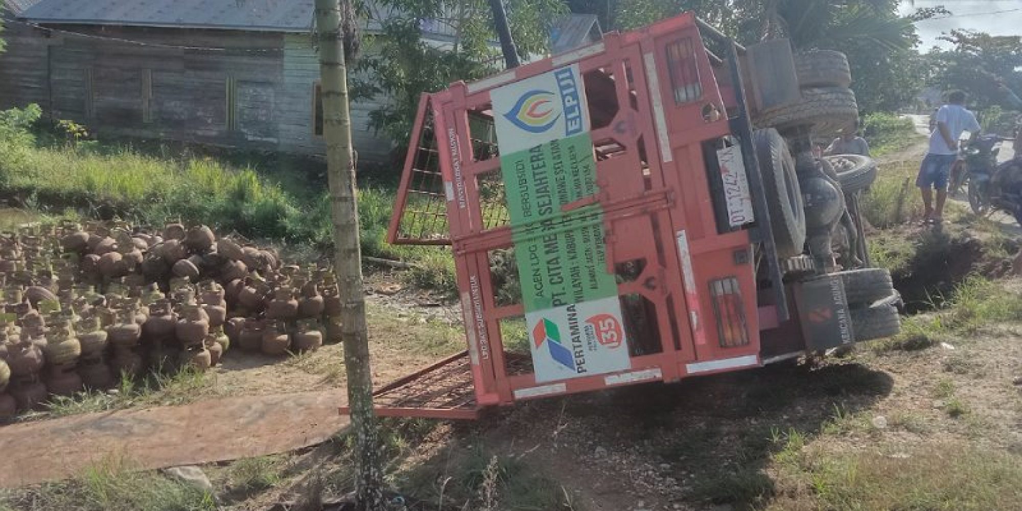 Hindari Orang Mabuk, Sebuah Mobil Truck Bermuatan Gas Elpiji Terbalik di Kecamatan Angata