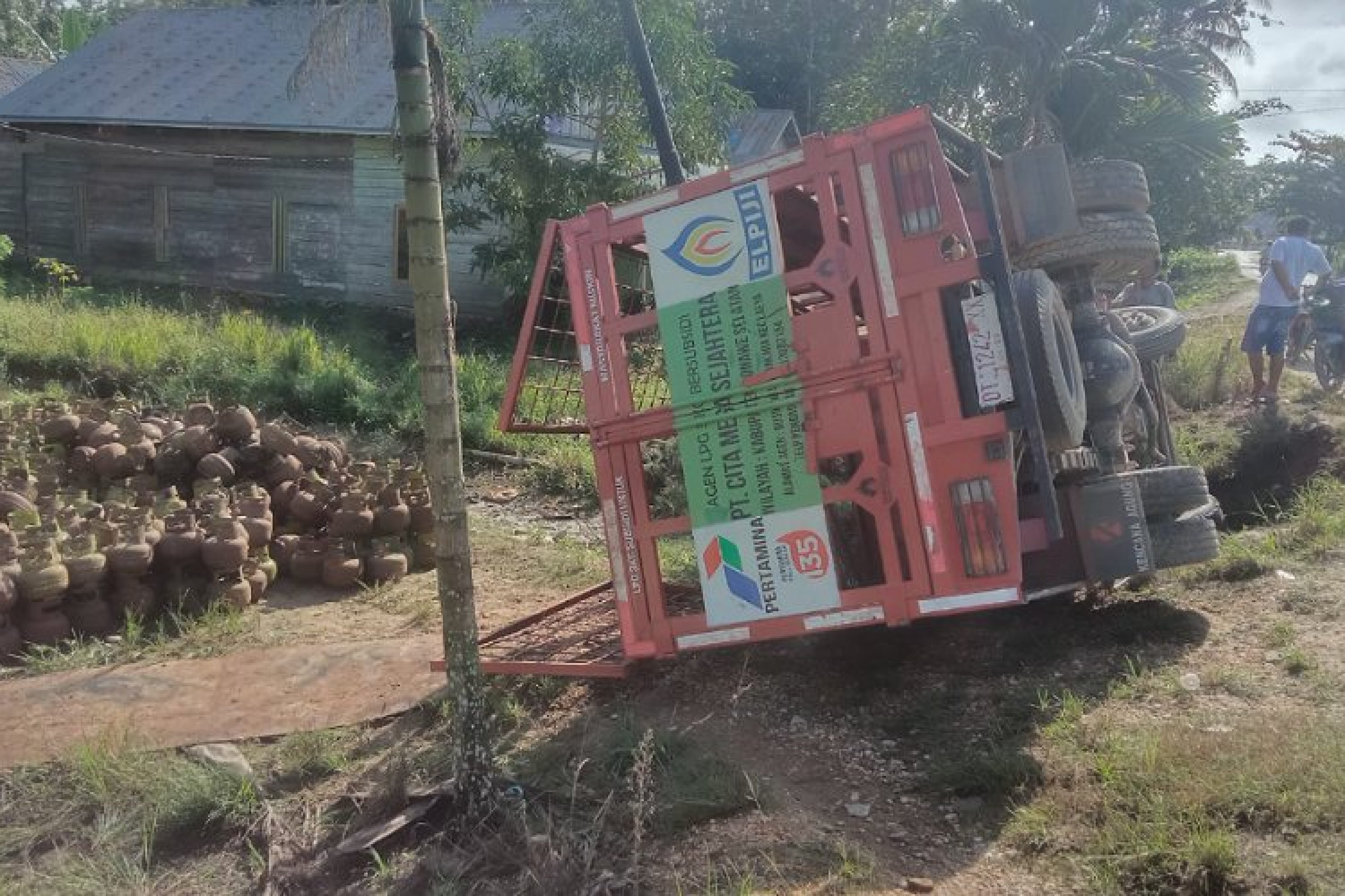 Hindari Orang Mabuk, Sebuah Mobil Truck Bermuatan Gas Elpiji Terbalik di Kecamatan Angata