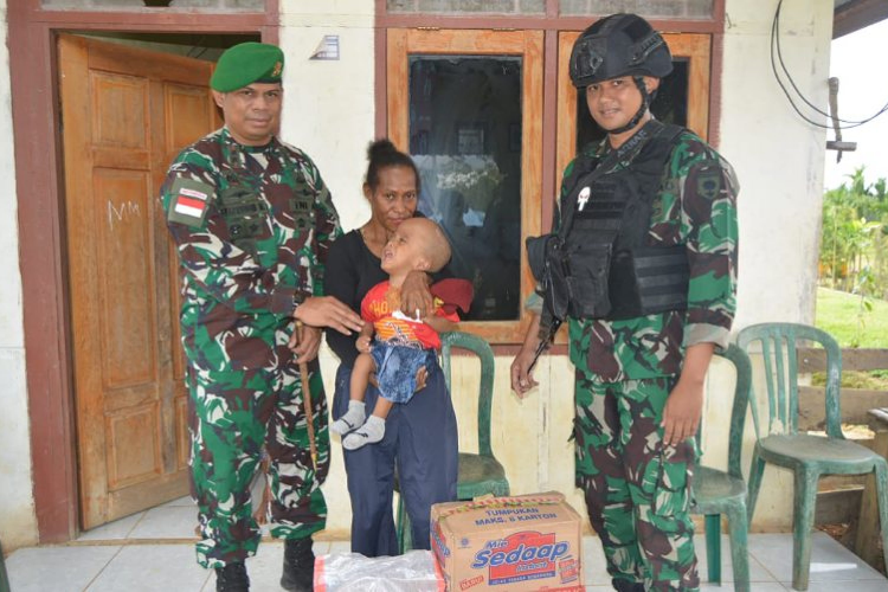 Tak Hanya Perhatian Terhadap Anggota, Dansatgas Yonif 725/Woroagi Peduli Anak Penderita Hidrosefalus
