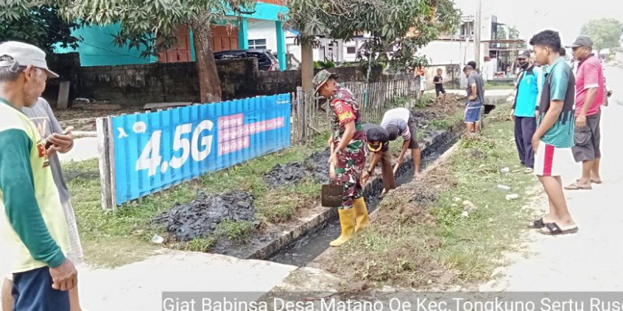 Cegah Banjir,Babinsa Koramil 1416-03/Tongkuno Kodim 1416/Muna Gotong Royong Bersihkan Selokan Bersama Warga