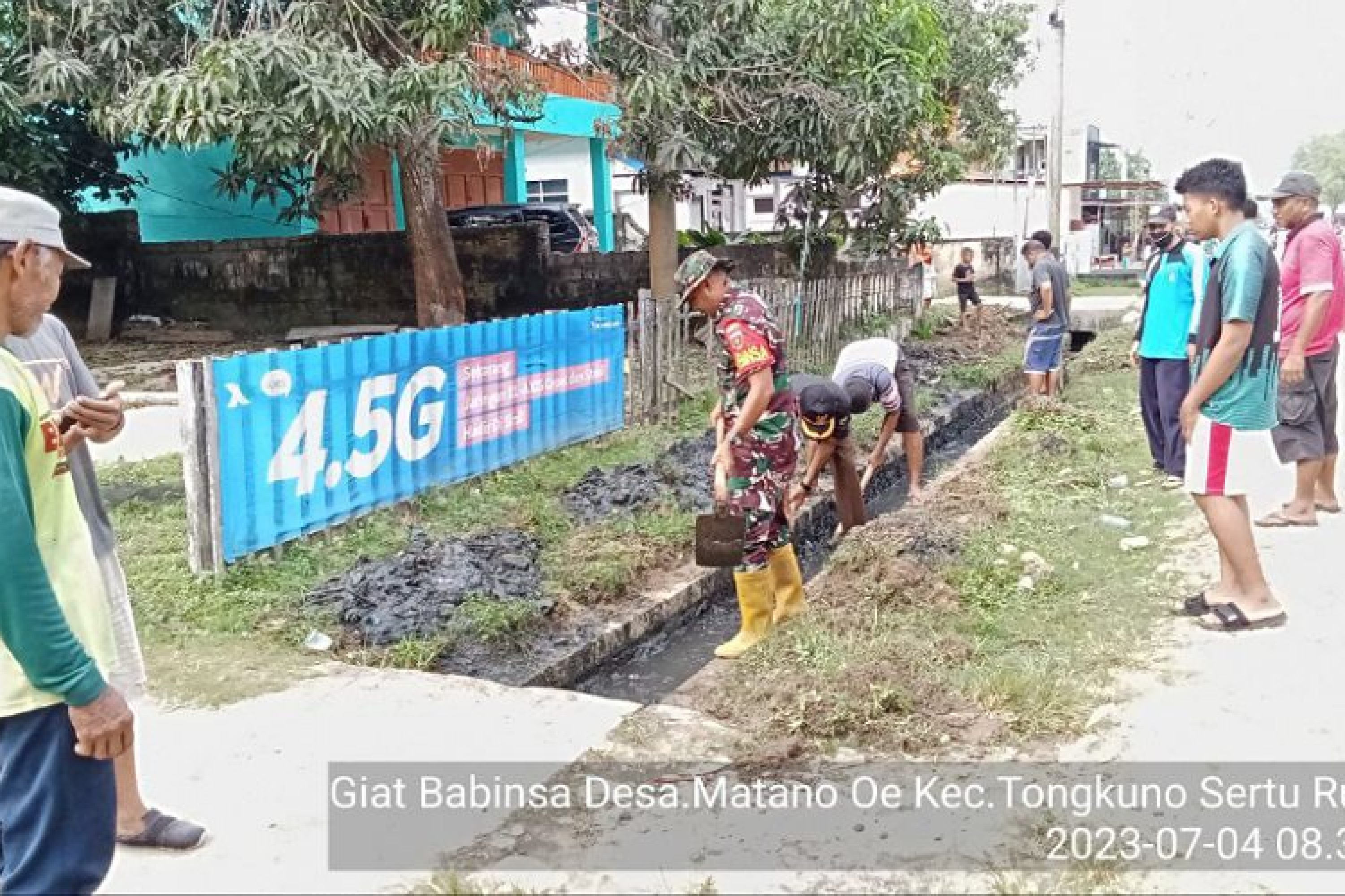 Cegah Banjir,Babinsa Koramil 1416-03/Tongkuno Kodim 1416/Muna Gotong Royong Bersihkan Selokan Bersama Warga