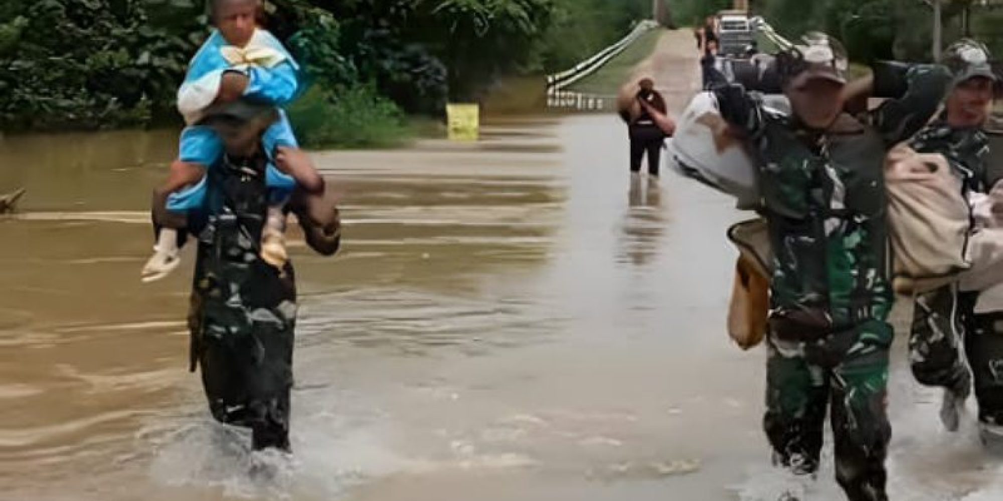 Detik-detik Satgas Yonif 725/Woroagi Selamatkan Pelajar Terbawa Arus Banjir