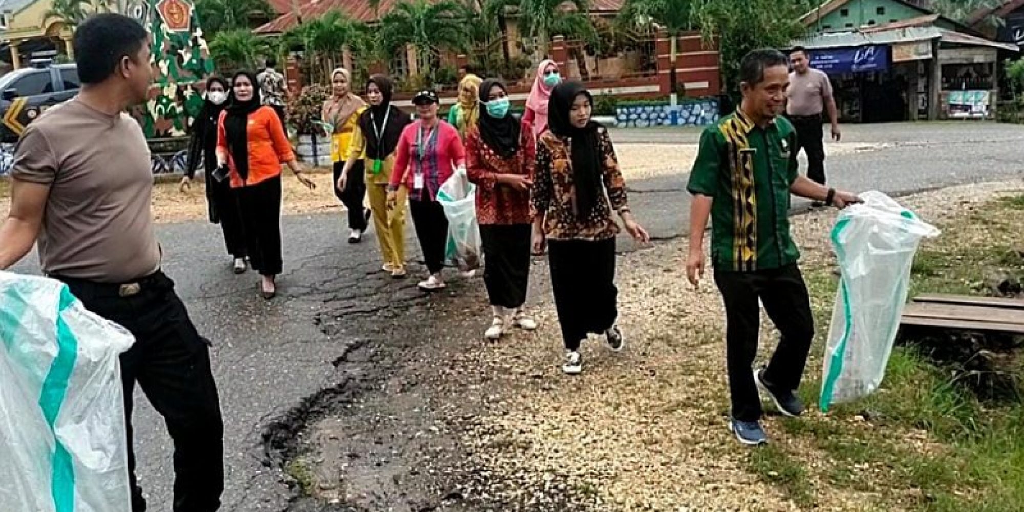 Ajak Warga Peduli Lingkungan, Polsek Angata sampaikan Himbauan dan Pesan Kamtibmas