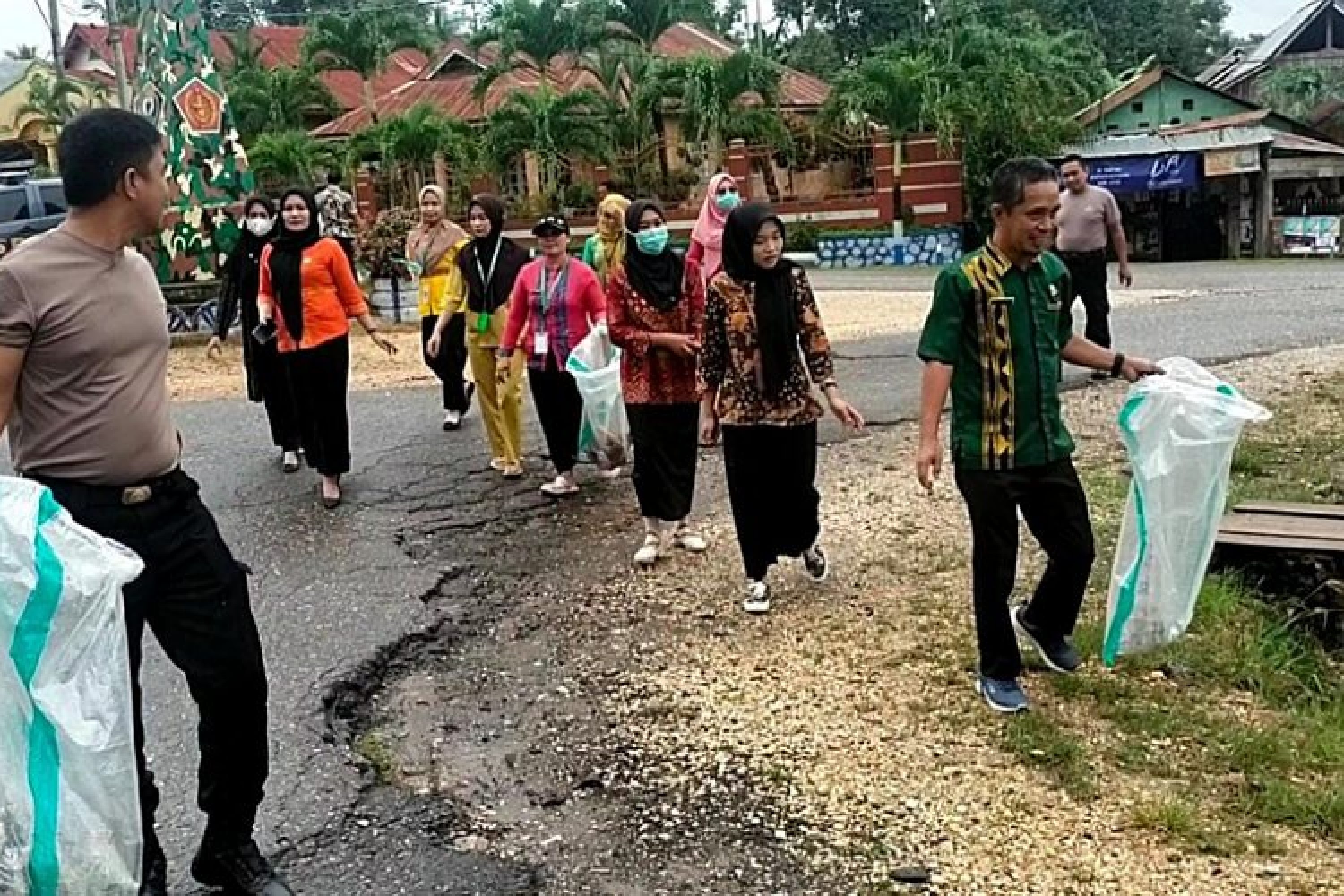 Ajak Warga Peduli Lingkungan, Polsek Angata sampaikan Himbauan dan Pesan Kamtibmas