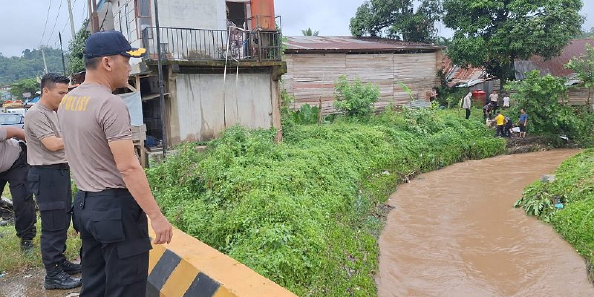 Aksi Peduli Lingkungan, Polres Konawe Utara Lakukan Pembersihan Bantaran Sungai
