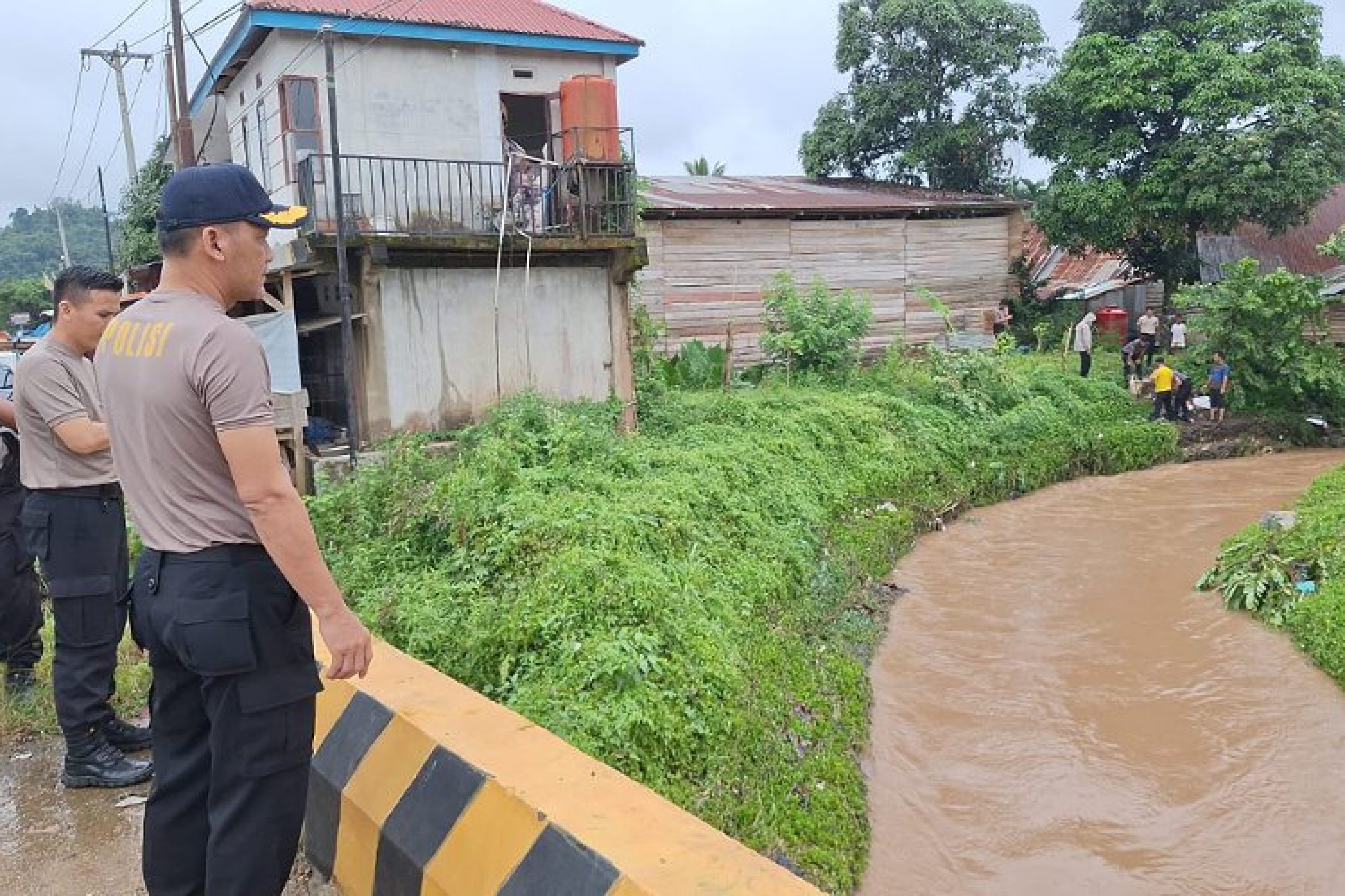 Aksi Peduli Lingkungan, Polres Konawe Utara Lakukan Pembersihan Bantaran Sungai